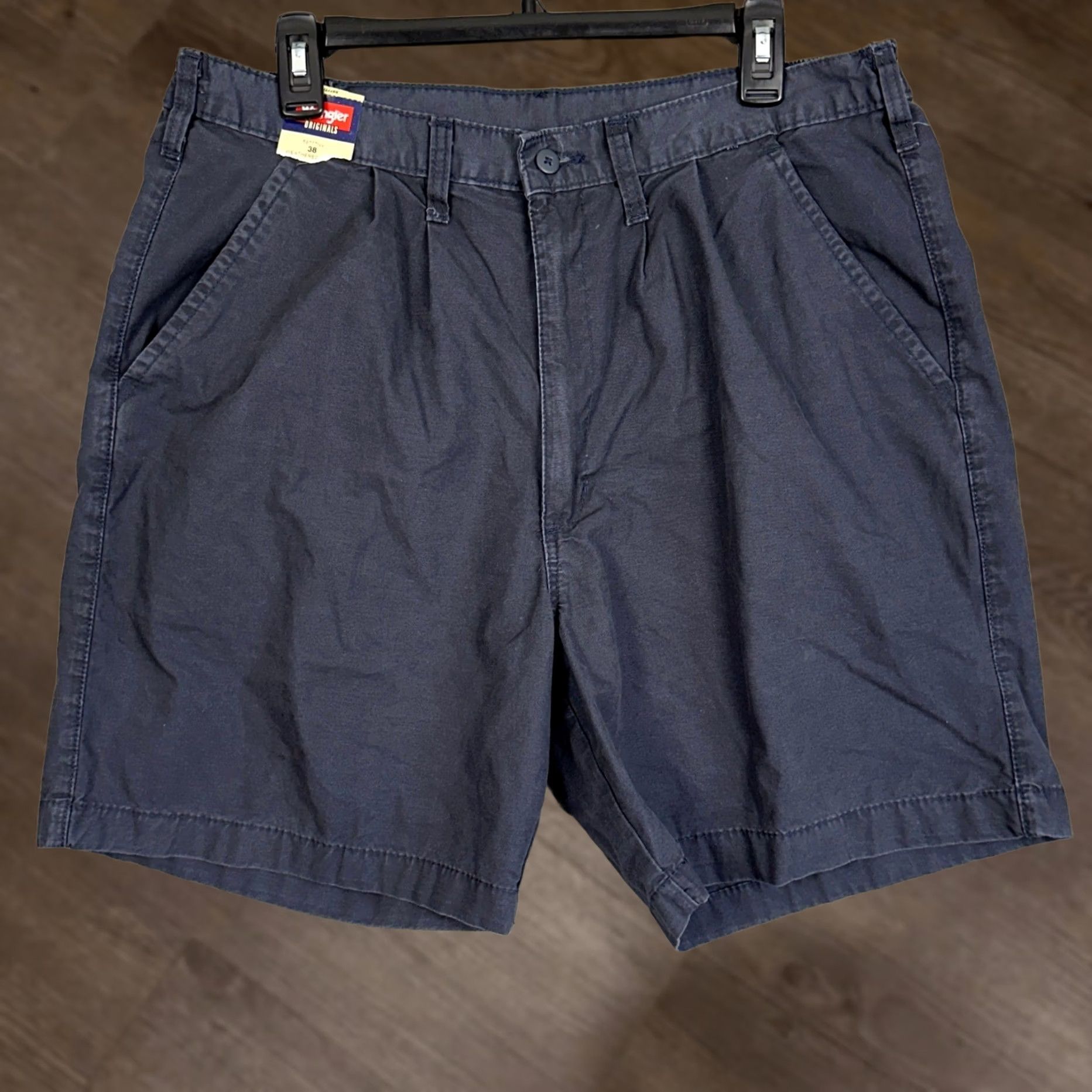 Wrangler VINTAGE Wrangler Shorts Mens 38 Navy Blue Chino Comfort Elastic Waist Pleated Shorts Size US 38 / EU 54 - 1 Thumbnail