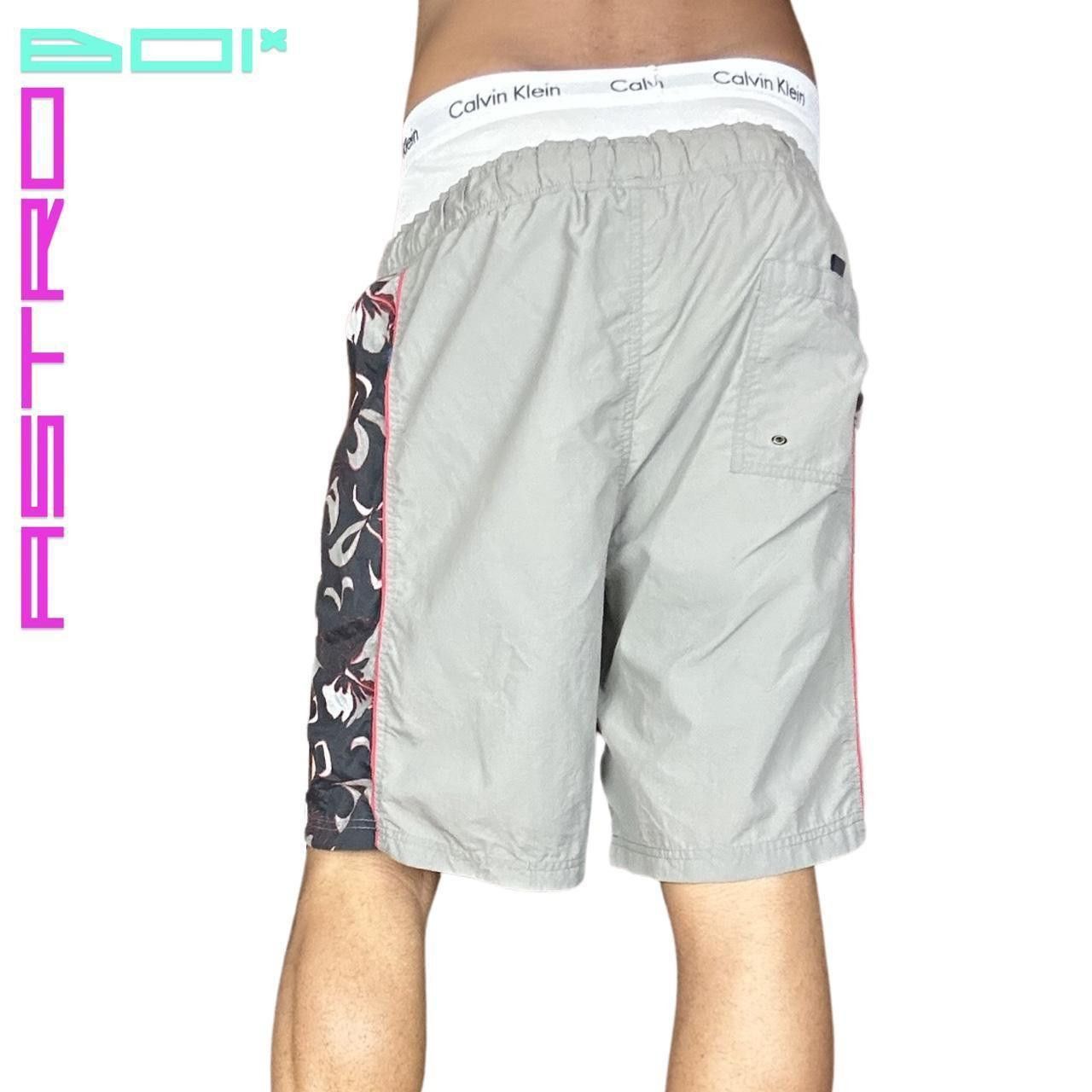 Vintage VINTAGE 90S GRAY HIBISCUS PATTERN SWIM SHORTS _ LARGE Size US 34 / EU 50 - 5 Thumbnail