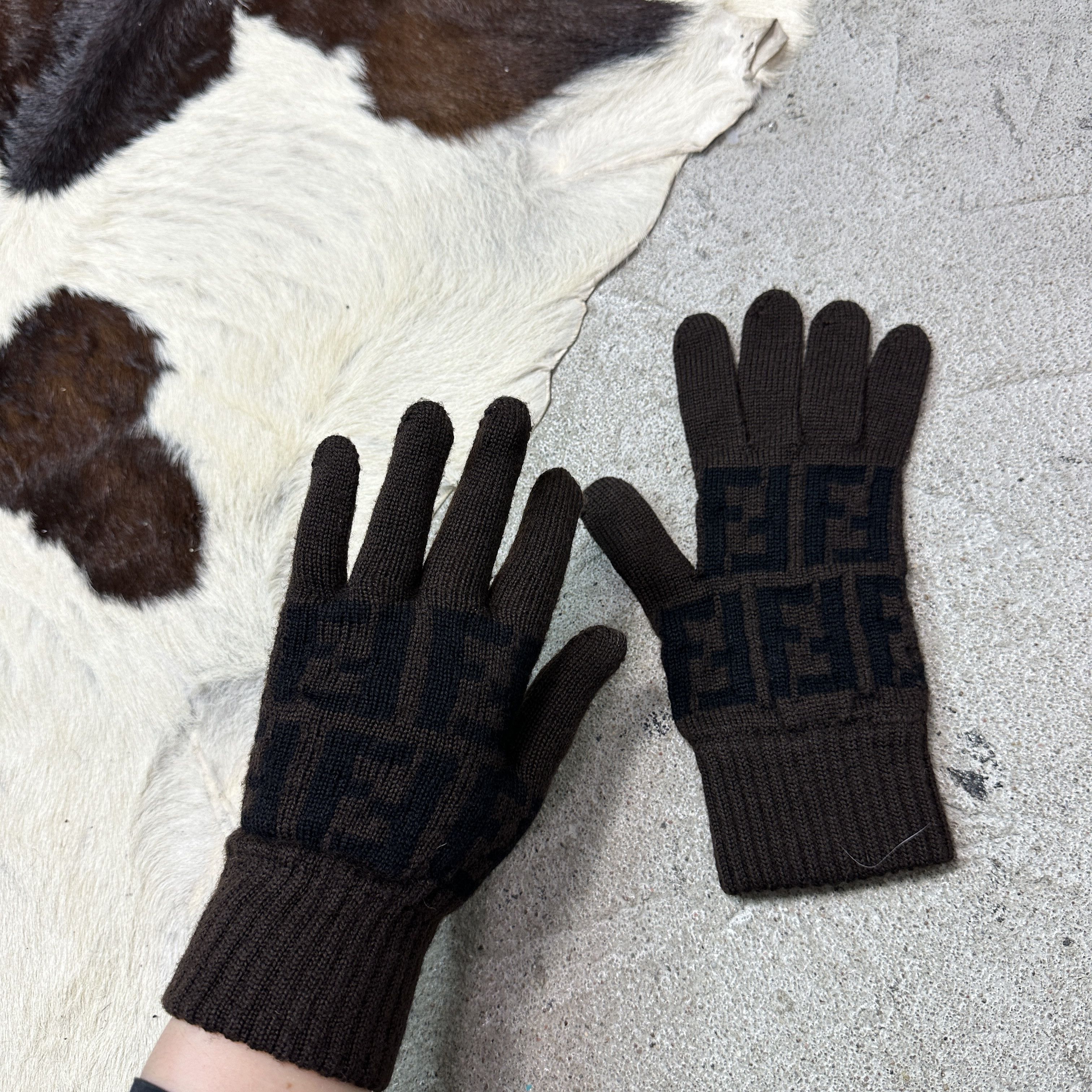 Fendi Vintage Outdoor Fendi Monogram Gloves Y2K Size ONE SIZE - 3 Thumbnail