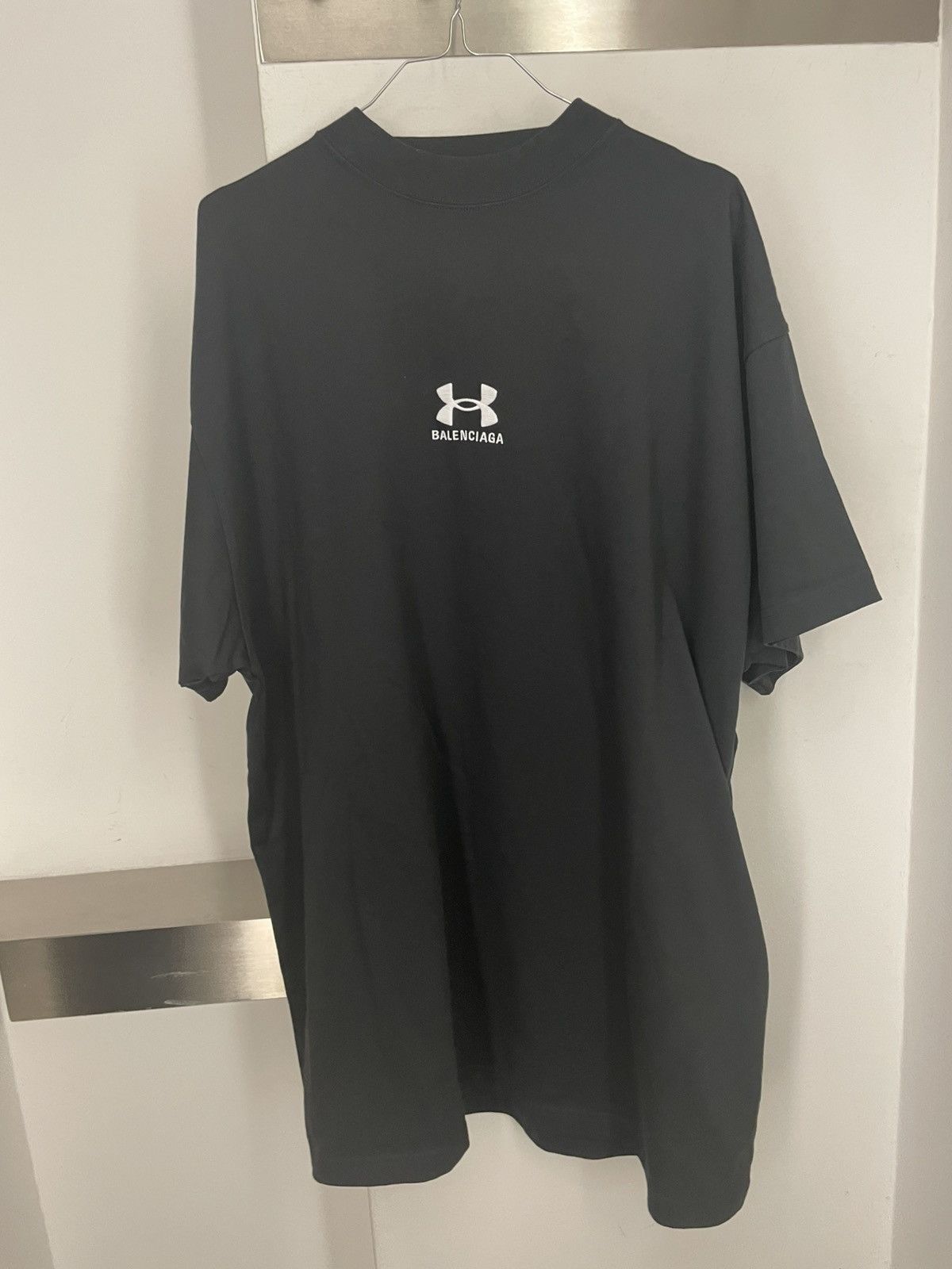 コラボ BALENCIAGA × UNDER ARMOUR 半袖 レイヤードトップ バレンシアガとアンダーアーマーのコラボプロダクトが発売