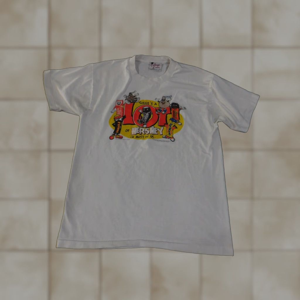 Vintage VINTAGE Hershey Shirt Mens Large White Graphic Print 90s Candy Bar Reese's Twizzlers Hershey's Kiss 5th Avenue Bar None 1995 College Lane T-Shirt Mens Size US L / EU 52-54 / 3 - 1 Thumbnail