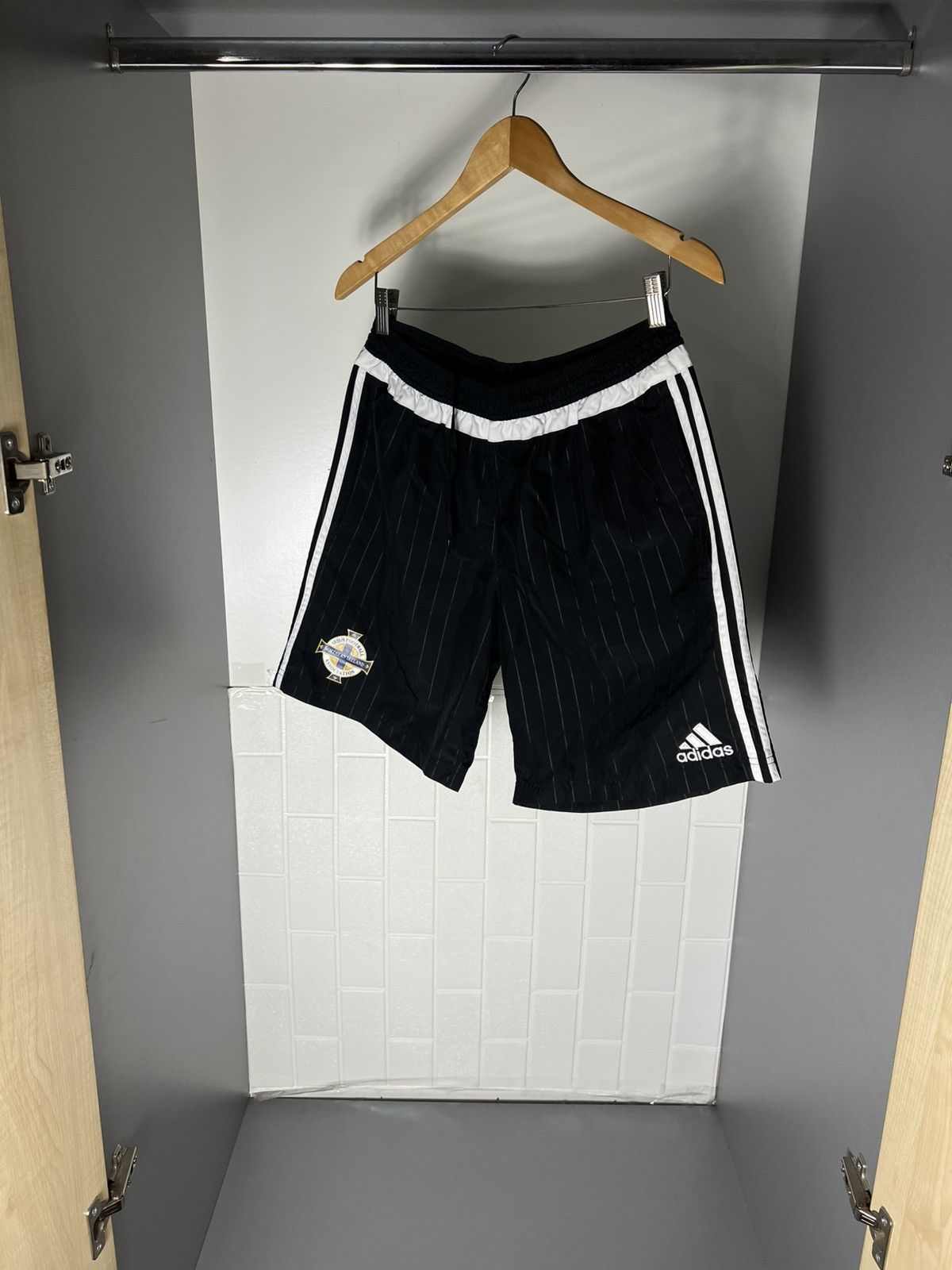 Adidas VINTAGE ADIDAS NORTHERN IRELAND IRISH SOCCER SHORTS Y2K 90s Size US L / EU 52-54 / 3 - 4 Thumbnail