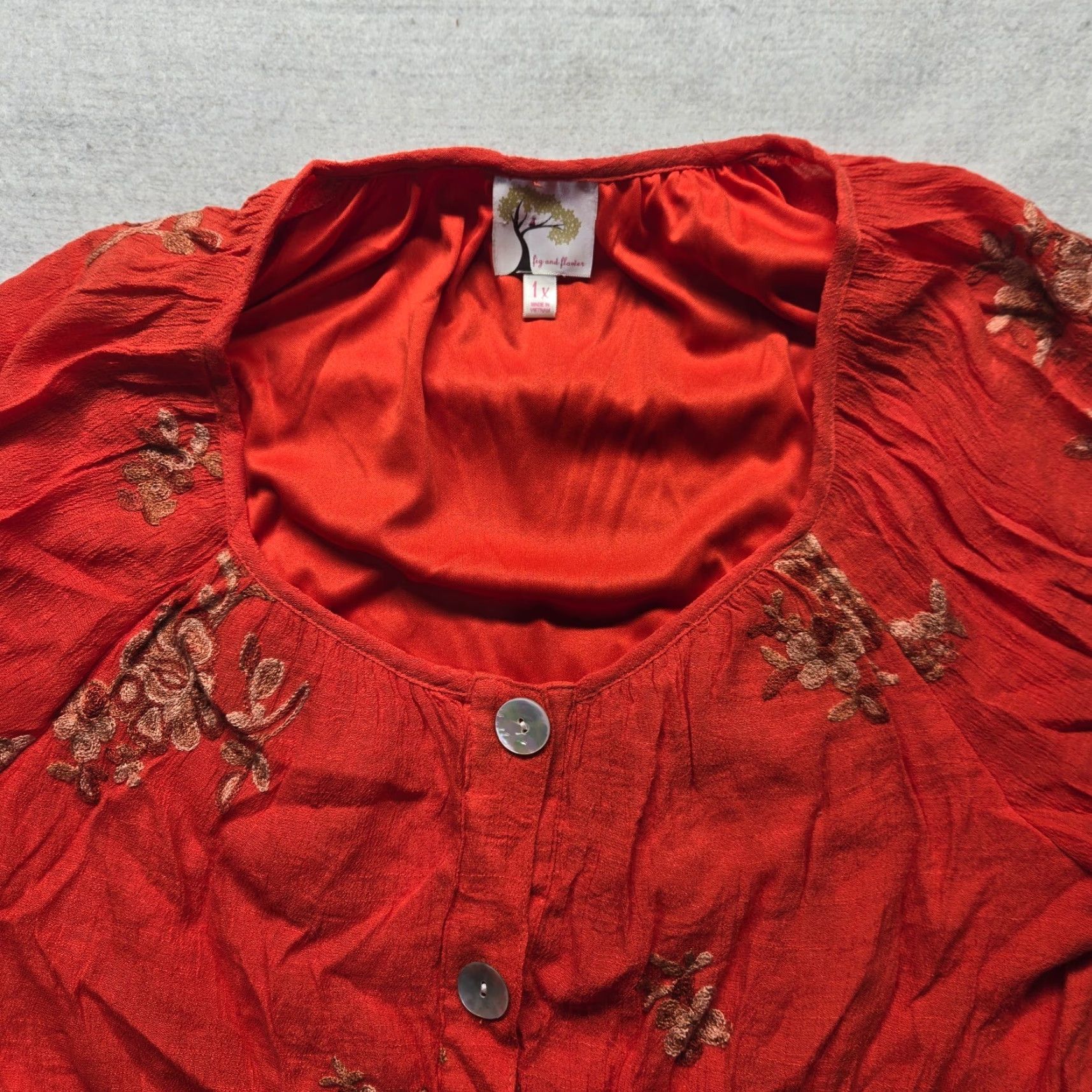 Vintage Fig & Flower Shirt Blouse 1X Red Floral Embroidered Knit Roll Tab Sleeve V-Neck Button Collarless Ladies Womens Shirt Size XL / US 12-14 / IT 48-50 - 2 Thumbnail