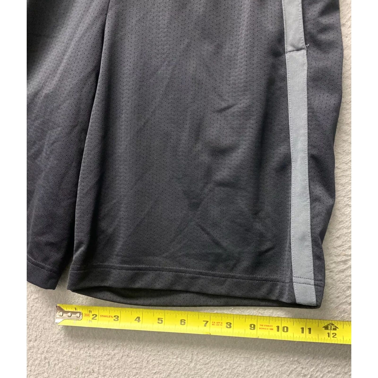 Under Armour VINTAGE? No — Under Armour Shorts Mens Medium HeatGear Elastic Waist Pull On 113‑11 Black 30 Inseam 9 Inseam Athletic Pockets Logo Mens Size US 31 - 5 Thumbnail