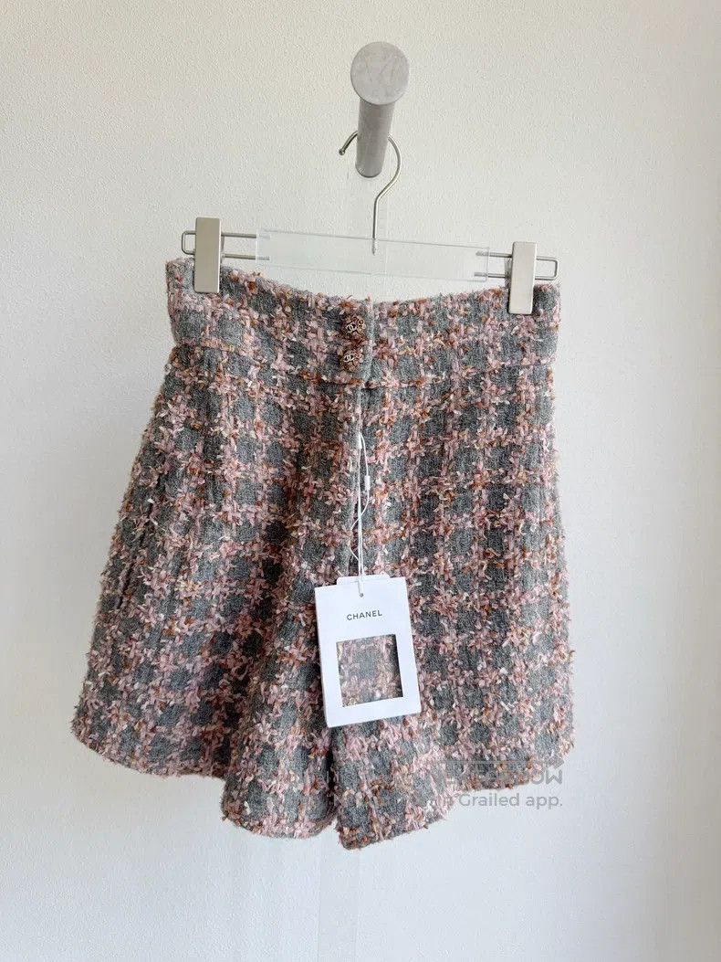 Chanel Chanel 22K beautiful tweed diamond buckle bow shorts Size 24" / US 00 / IT 34 - 2 Thumbnail