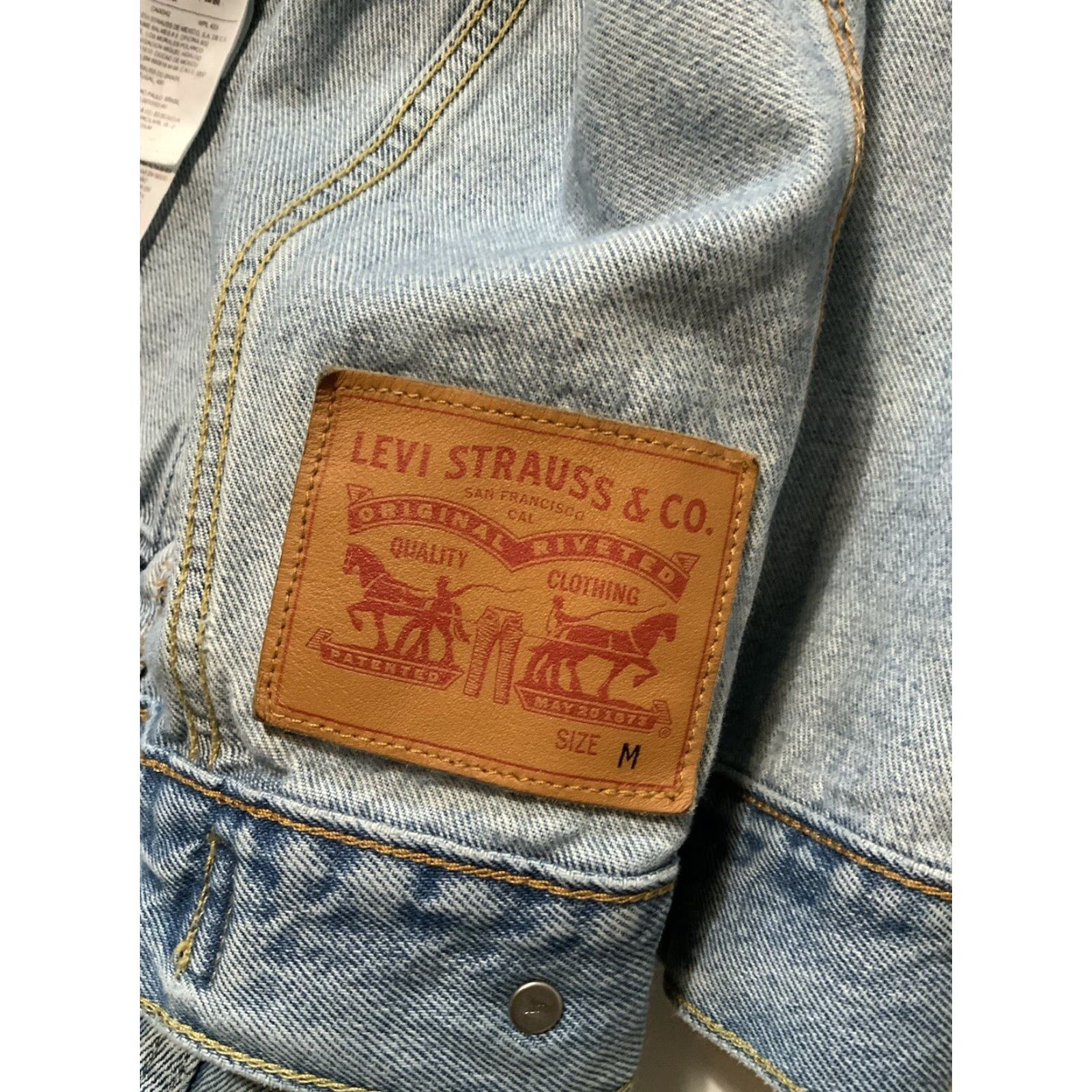 Levi's Levis Strauss Peacemaker Embroidered Button Denim Jean Trucker Jacket Sz. M Mens Blue Denim Jacket Button Embroidered Trucker Jeans Size US 31 - 4 Thumbnail