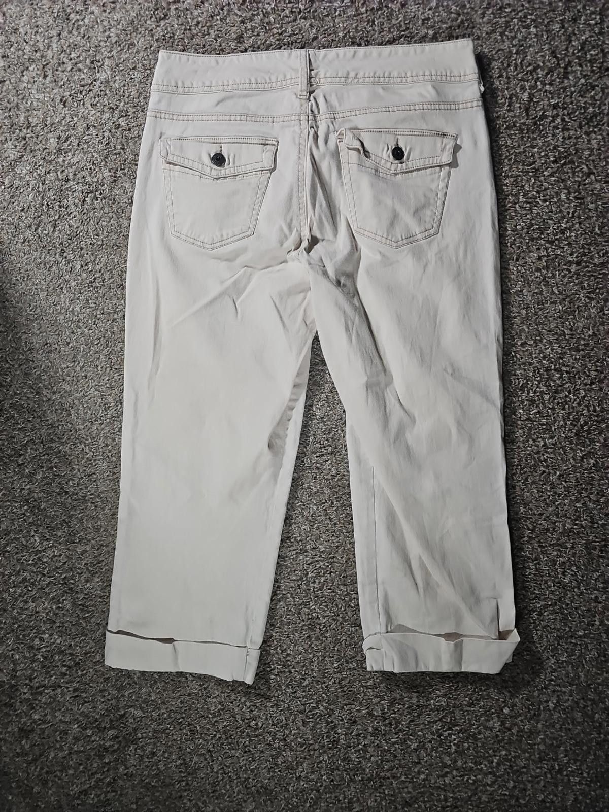 Other Gloria Vanderbilt 10 Embroidered Floral Khaki Cuffed Capris Size 32" / US 10 / IT 46 - 7 Thumbnail