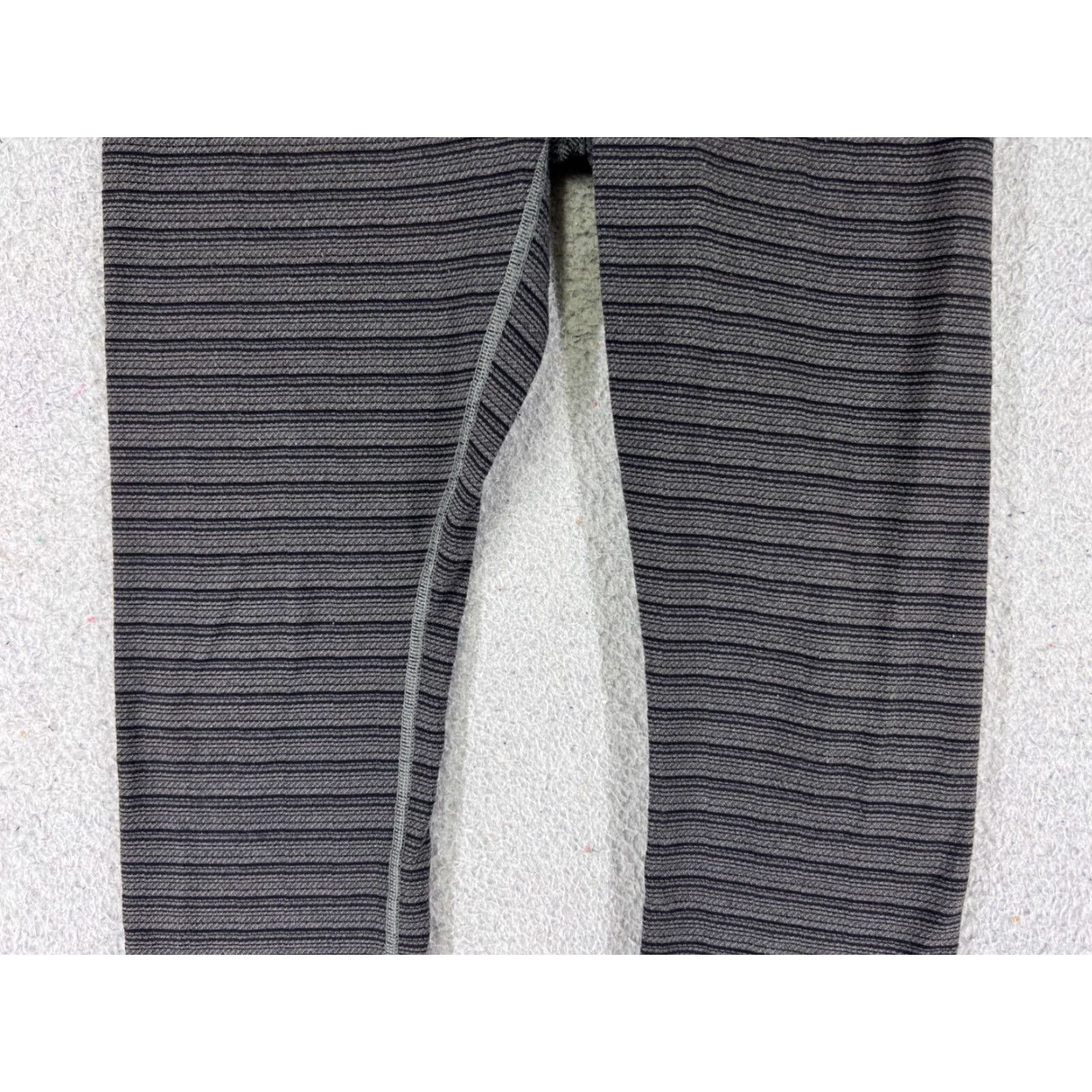 Lululemon LULULEMON Women's 6 Gray Wunder Under Crop II Textured Stripe Yoga Pants Luxtreme Athleisure Size 28" / US 6 / IT 42 - 3 Thumbnail