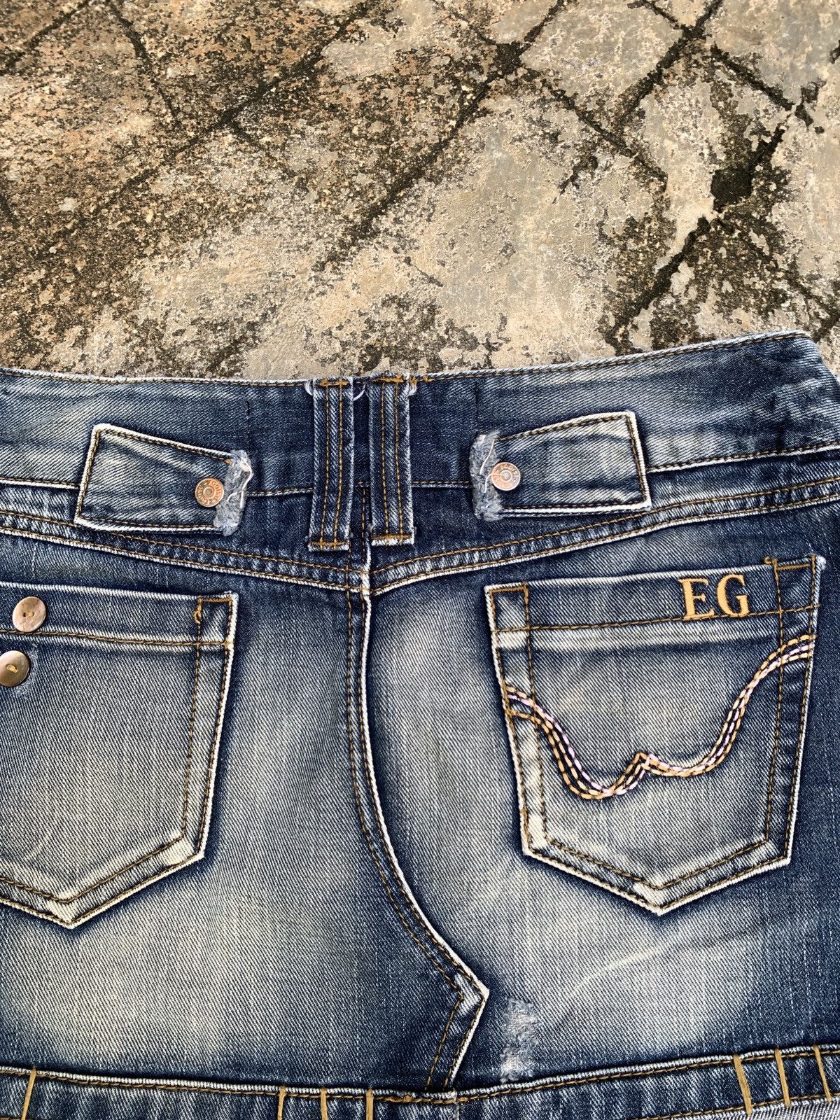 Japanese Brand y2k Egoist Japan Washed Jeans Rough Cut Beady Mini Skirt Size 30" / US 8 / IT 44 - 7 Thumbnail
