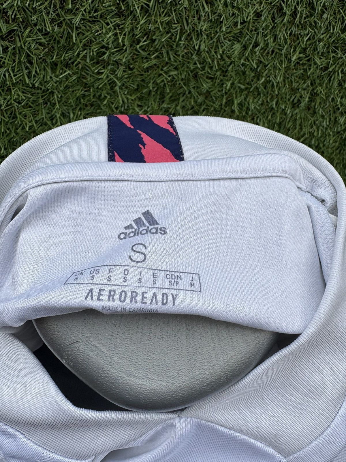 Adidas Real madrid benzema jersey Size US S / EU 44-46 / 1 - 10 Thumbnail