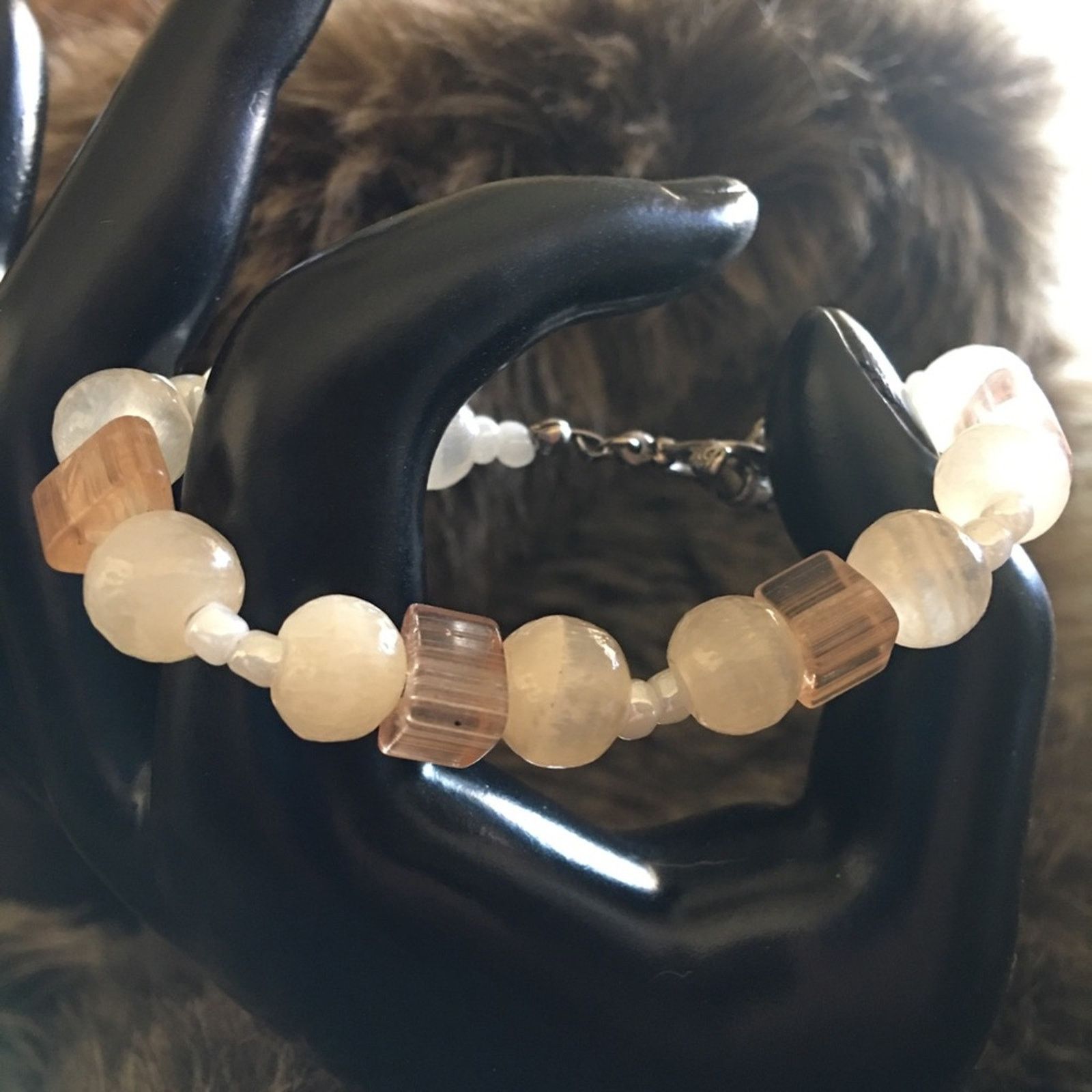 Handmade Peaches and cream glass bead bracelet Size ONE SIZE - 1 Thumbnail