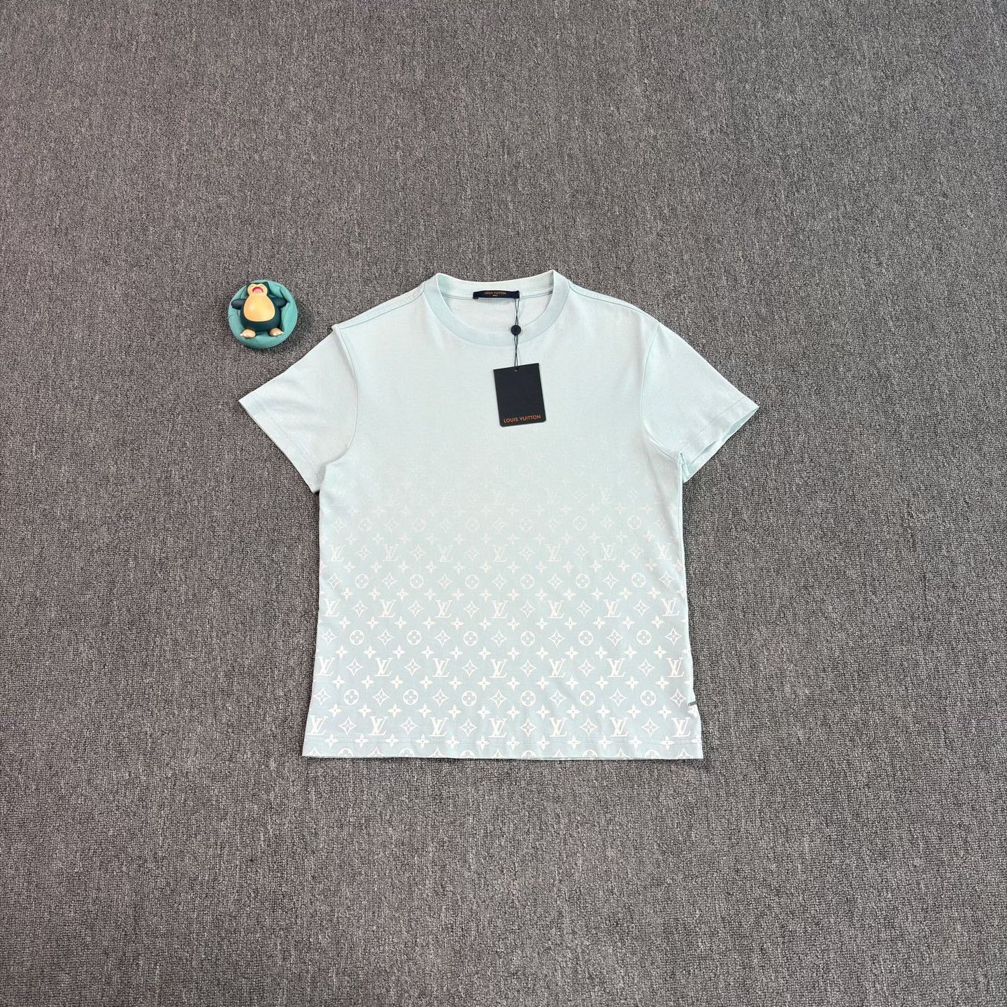 Louis Vuitton LV Gradient Print Sky Blue Short Sleeve Size US S / EU 44-46 / 1 - 1 Thumbnail