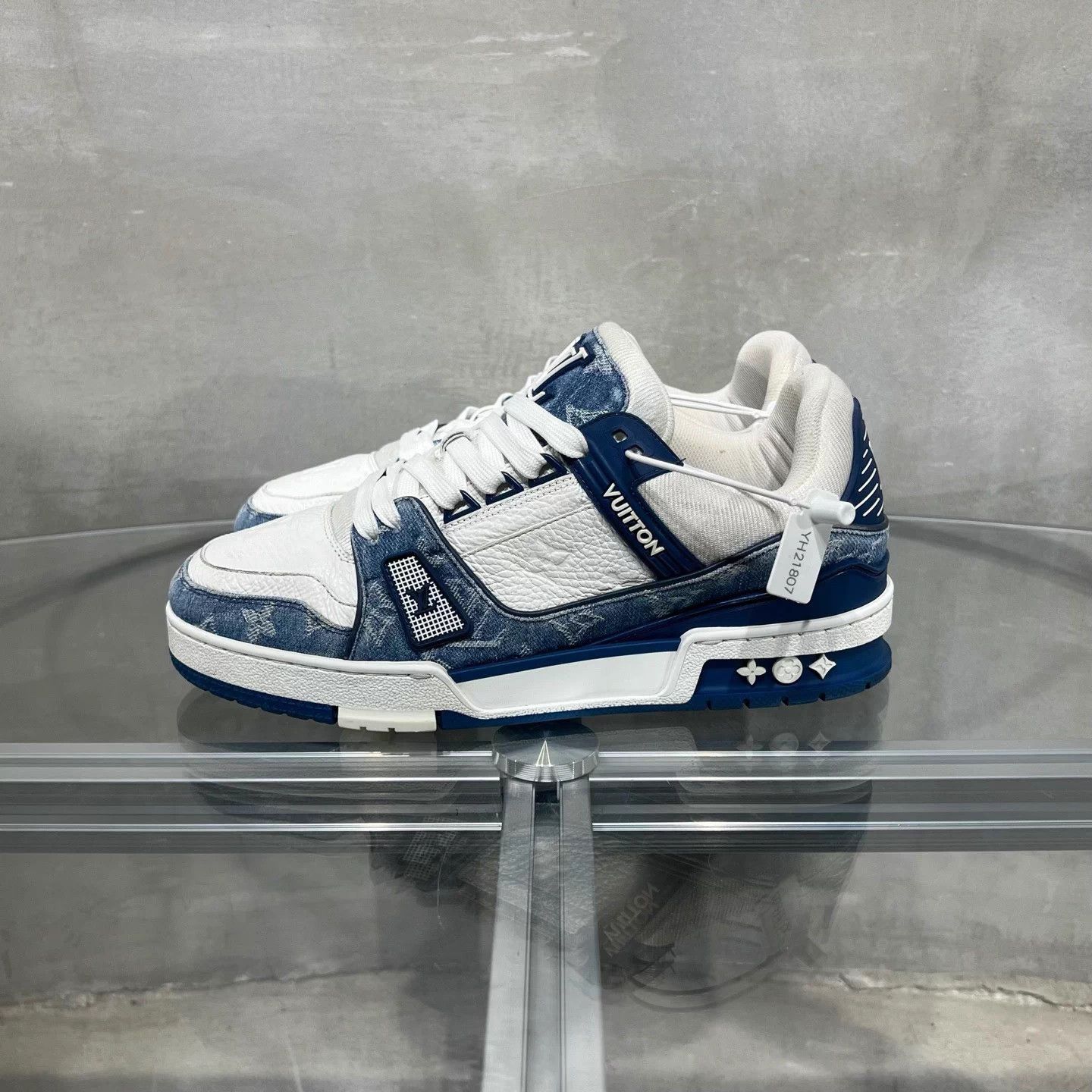 Louis Vuitton LV Trainer white and blue denim UK6 40 Size US 6 / IT 36 - 4 Thumbnail