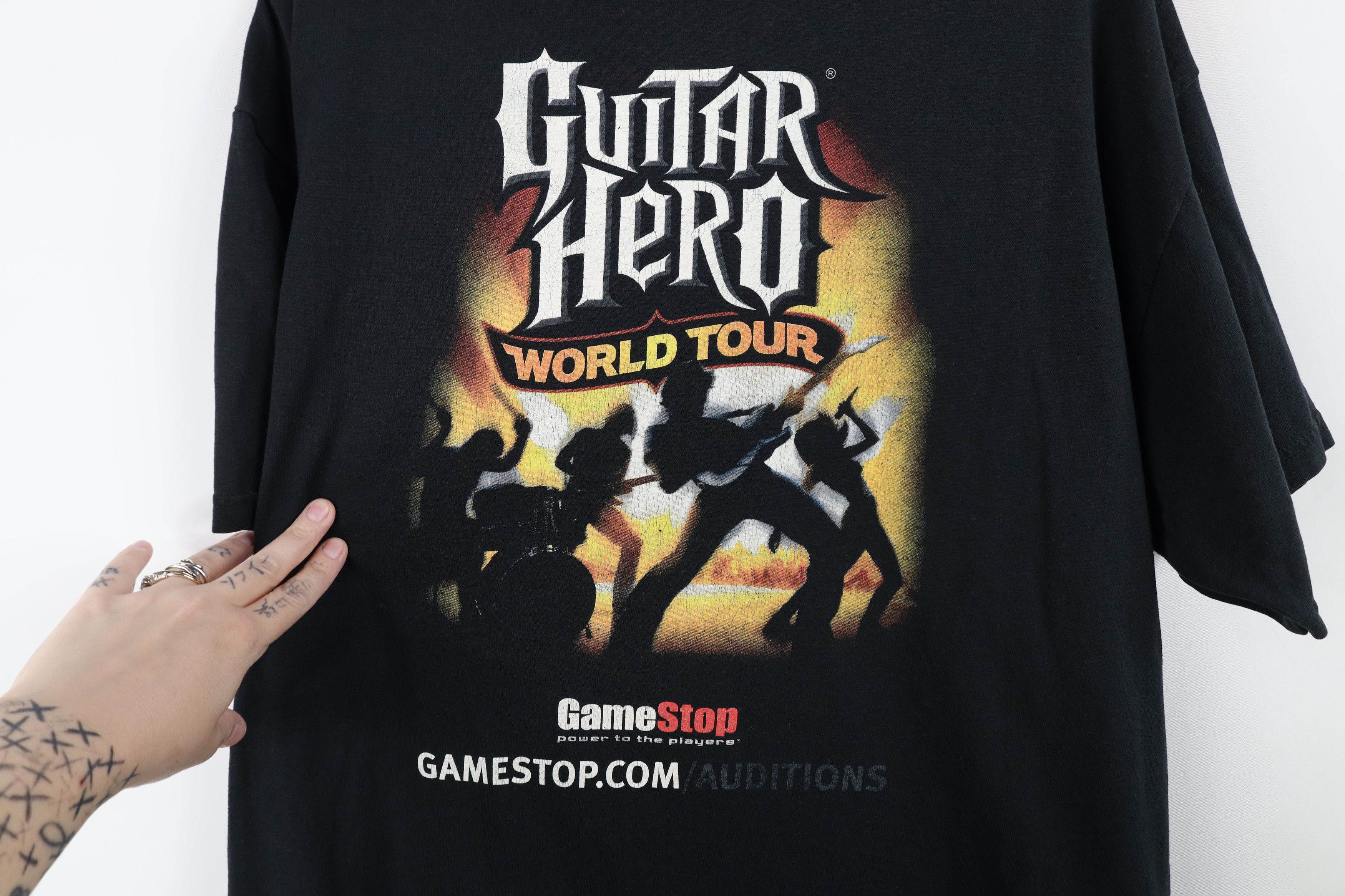 Vintage Vintage Y2K Guitar Hero World Tour Video Game T-Shirt Size US L / EU 52-54 / 3 - 12 Thumbnail
