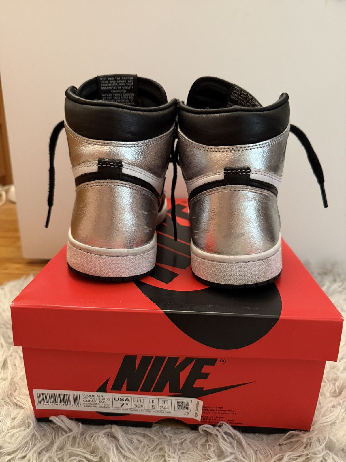 Jordan Brand WMNS Air Jordan Retro 1 High OG Silver Toe Size US 7.5 / IT 37.5 - 4 Thumbnail