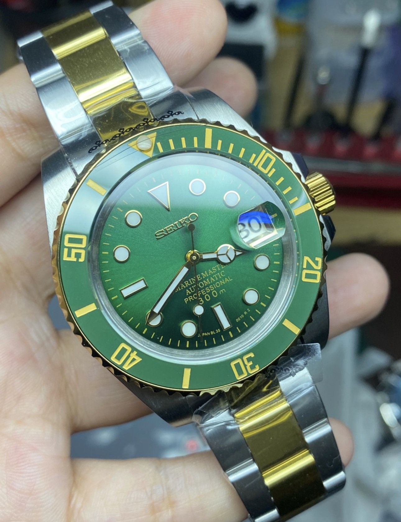 Japanese Brand Seiko Mod Submariner Date Hulk Green Dial Gold Steel Watch Size ONE SIZE - 1 Thumbnail