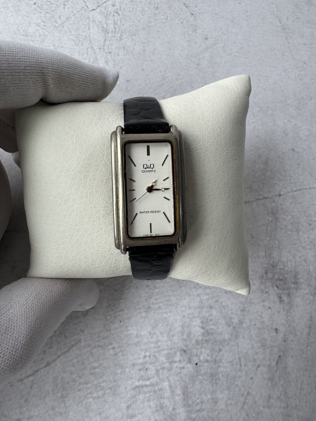 Vintage Q&Q Japanese Style Watch Vintage Size ONE SIZE - 1 Thumbnail
