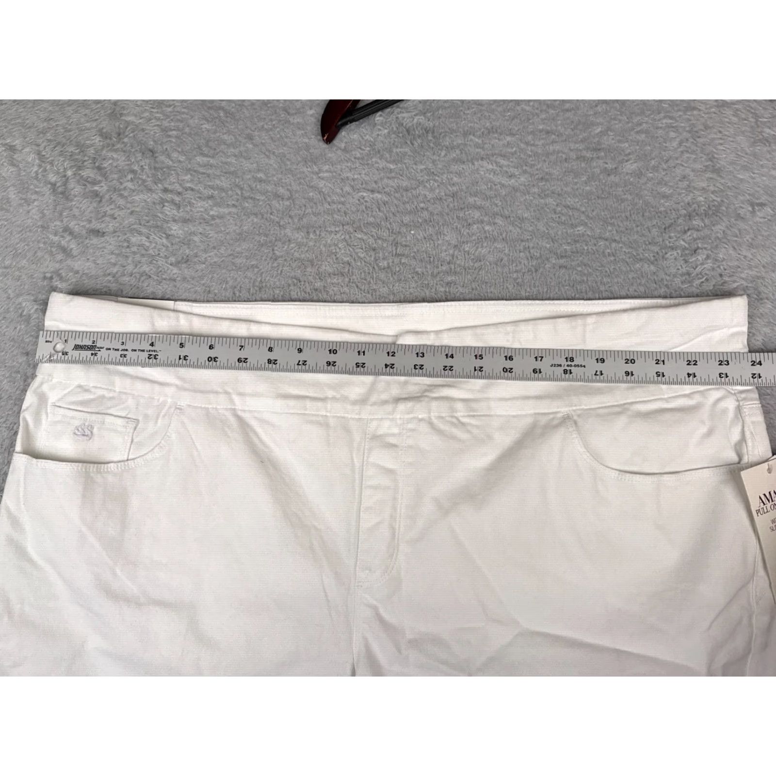 Gloria Vanderbilt VINTAGE Gloria Vanderbilt Shorts Womens Bermuda Pull On White 24W Cotton Denim 11 in 48 in Regular 5-Pocket Spring Summer Women Size 42" / US 20 - 6 Thumbnail