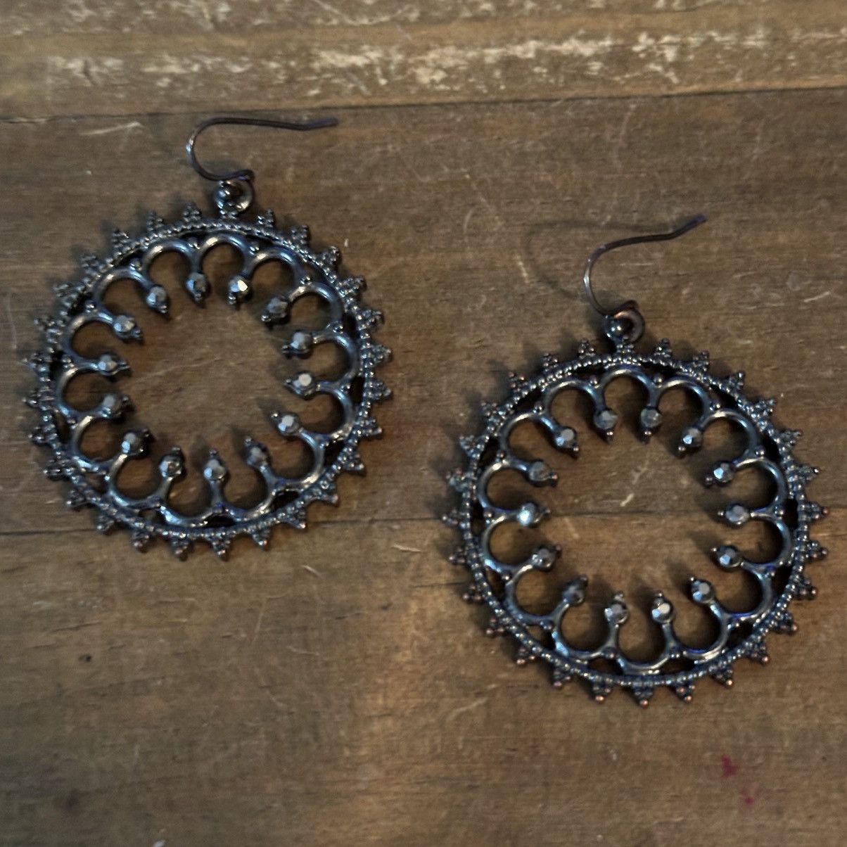 Other Gunmetal filigree rhinestone dangle hoop earrings Size ONE SIZE - 6 Thumbnail