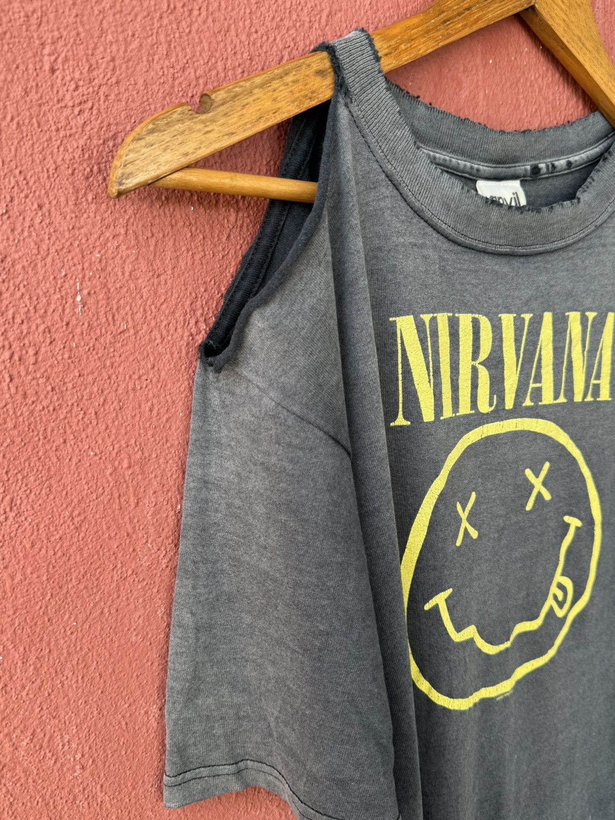 Band Tees Vintage Grunge Trash Y2K Sunfaded Nirvana Smiley 2003©️ Size US S / EU 44-46 / 1 - 9 Thumbnail