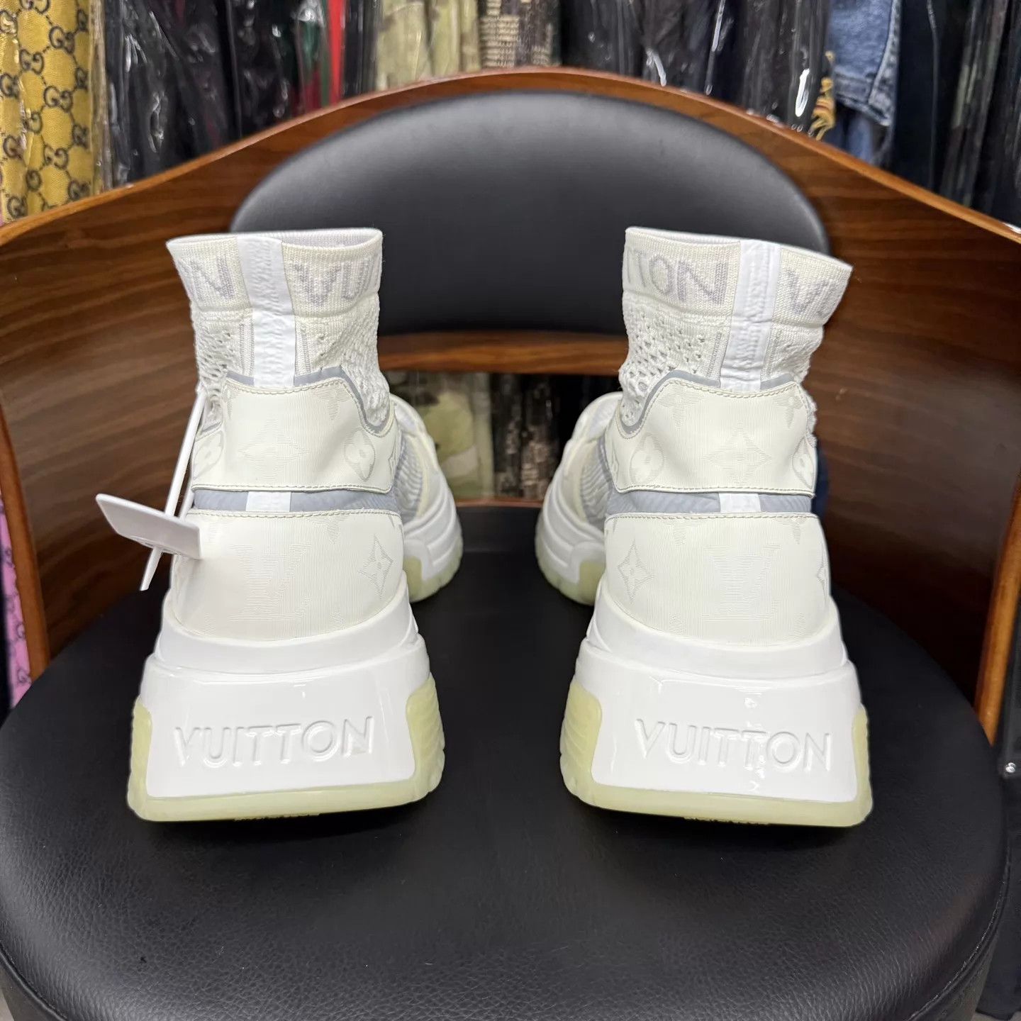 Louis Vuitton LV Run Away Monogram White 7.5US/41.5EU Size US 8.5 / EU 41-42 - 3 Thumbnail