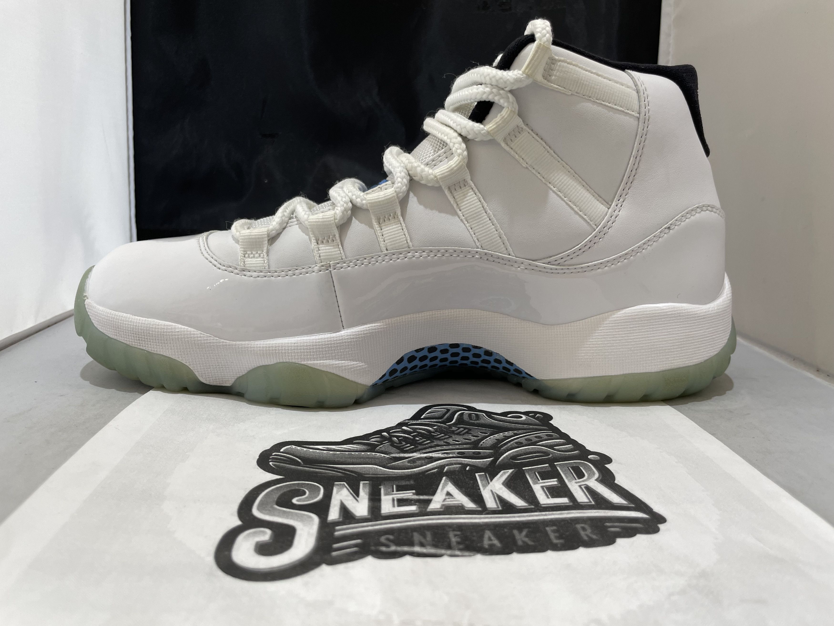 Jordan Brand Air Jordan 11 Retro 'White/Legend Blue-Black' 378037 117 Size US 9.5 / EU 42-43 - 2 Thumbnail