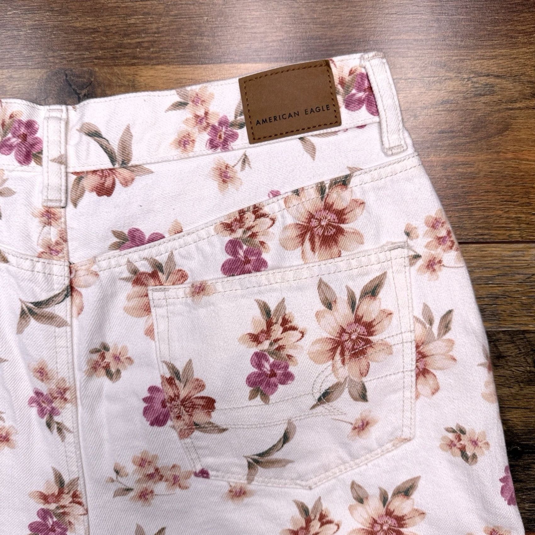 American Eagle Outfitters American Eagle Outfitters Mom Shorts 10 White Daisy Floral Denim High Rise Size 32" / US 10 / IT 46 - 7 Thumbnail