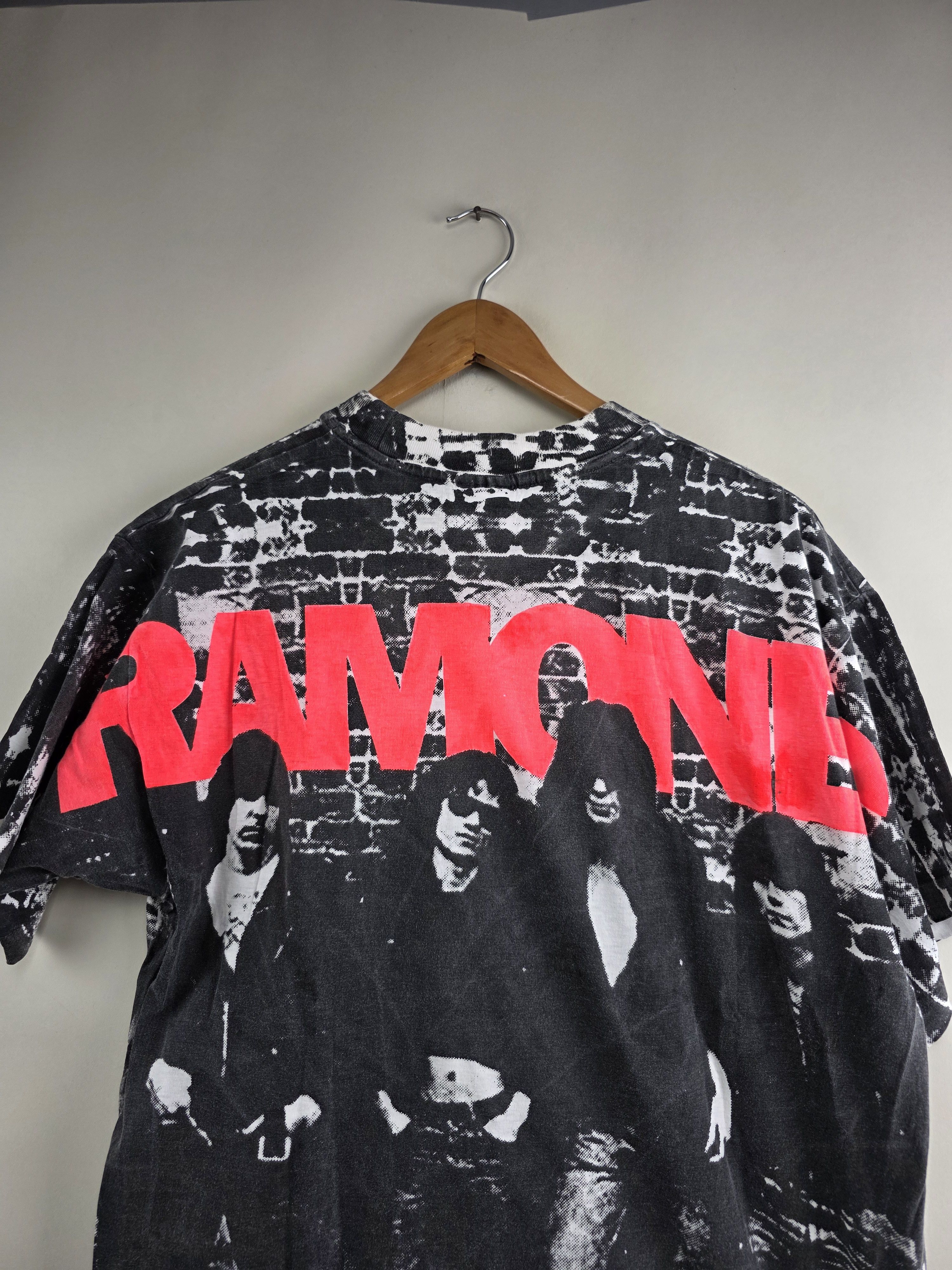 Band Tees × Vintage 90s The Ramones All over print L 21" 28.5" Size US L / EU 52-54 / 3 - 7 Thumbnail