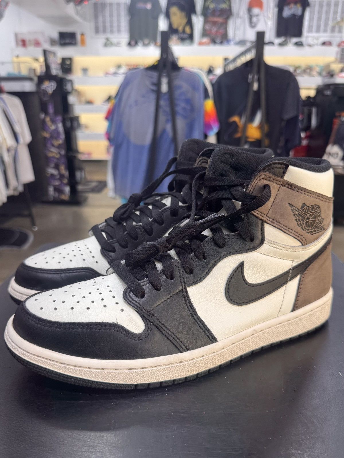Jordan Brand Air Jordan 1 Dark Mocha Size 9 (2020) Size US 9 / EU 42 - 1 Thumbnail