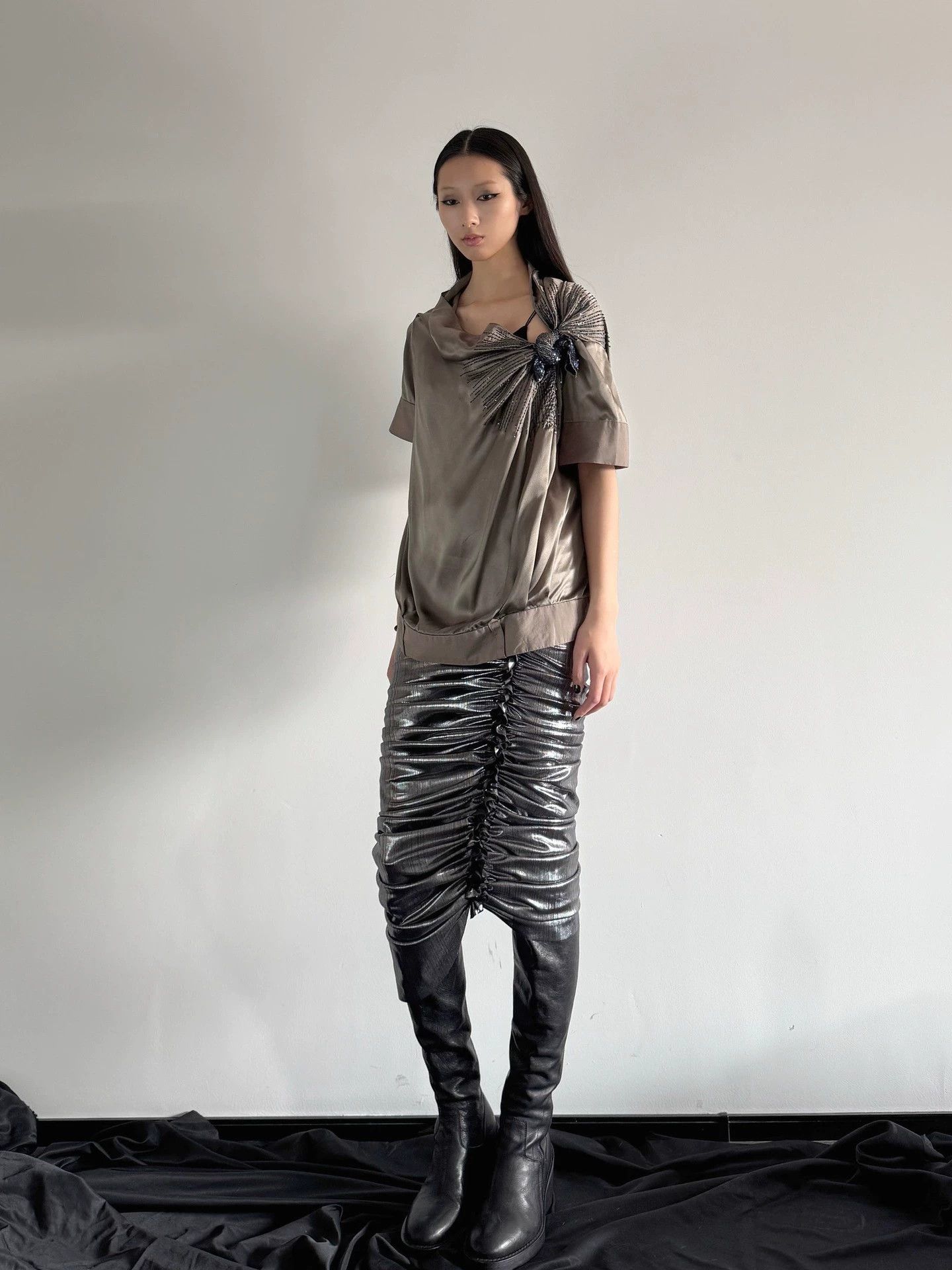 Vivienne Tam Vivienne Tam New w/ tags Size 40 Elastic Pleated Shiny Irregular Skirt Size 27" / US 4 / IT 40 - 8 Thumbnail