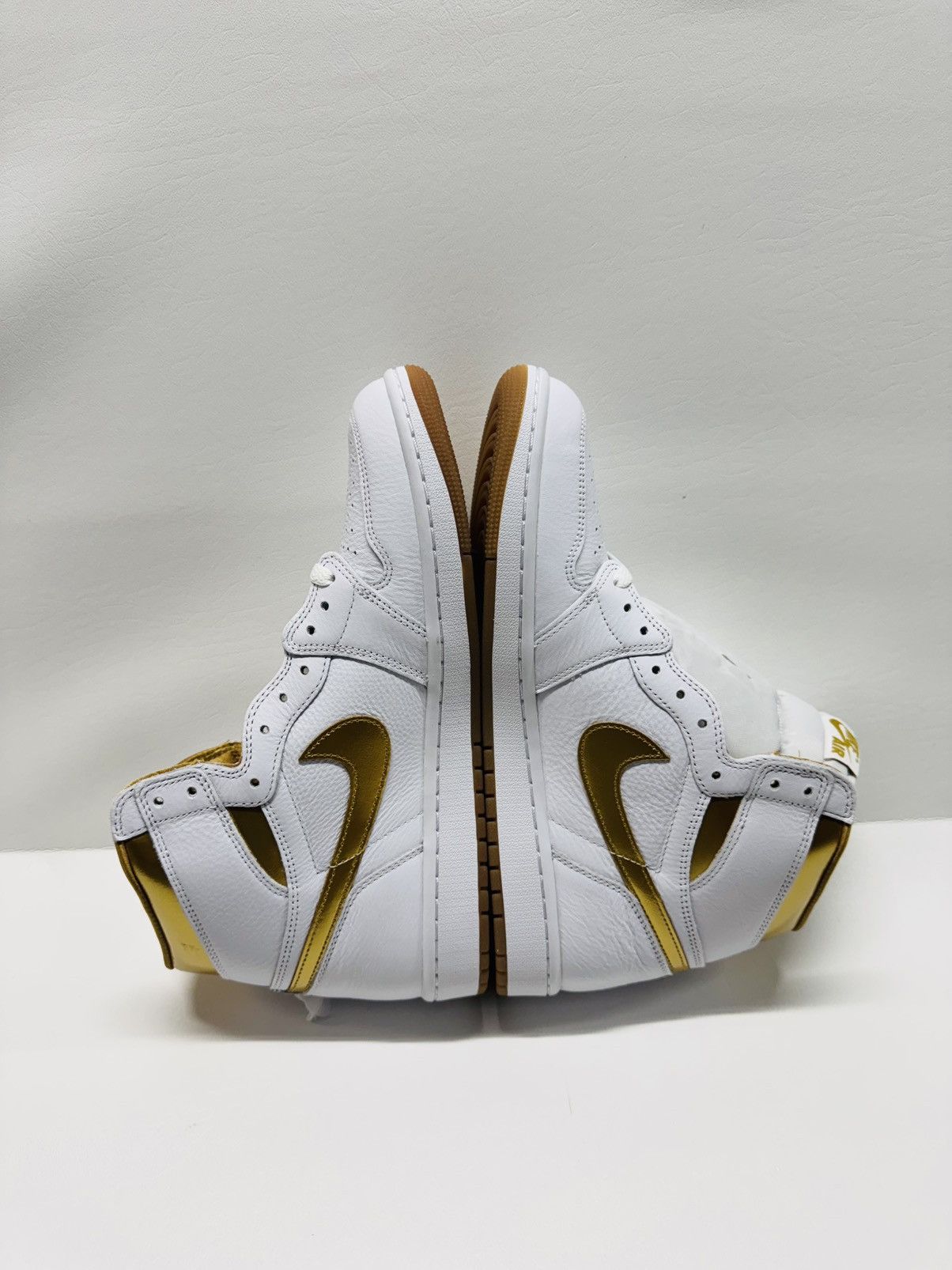 Jordan Brand Air Jordan 1 Retro High OG White/Metallic Gold Size US 11 / IT 41 - 4 Thumbnail