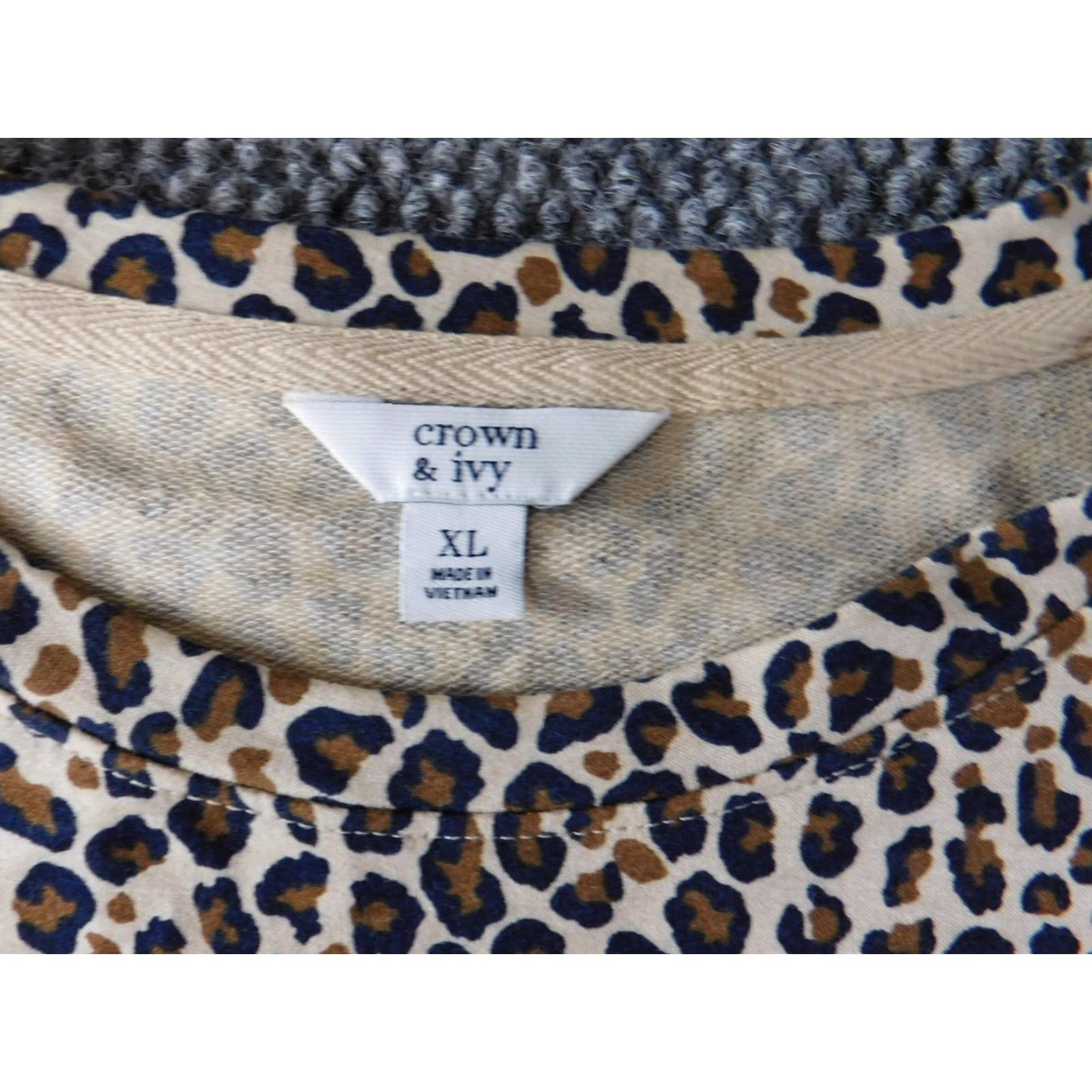Vintage Crown & Ivy Blouse XL Brown Animal Print Crew Neck Short Sleeve Pullover Kin Knit Polyester Rayon Button Women's Live/Regular Fit Size XL / US 12-14 / IT 48-50 - 4 Thumbnail