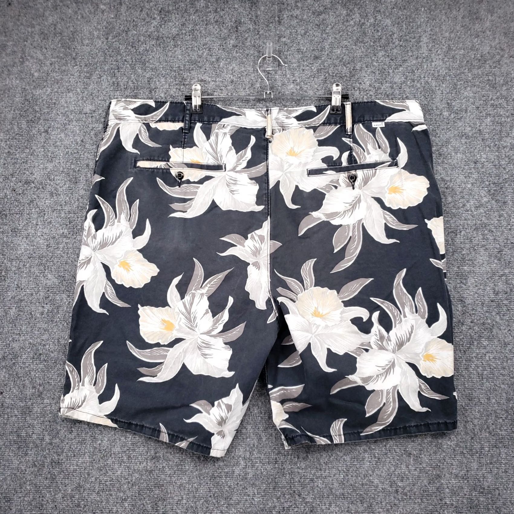 Levi's Levi's Shorts Mens 44 Gray Floral Chino Bermuda Hawaiian Zip Fly Color Gray Pattern Floral Bermuda Shorts 9in Inseam Mens Regular Rise Mid 10-12in Size US 44 / EU 60 - 2 Thumbnail