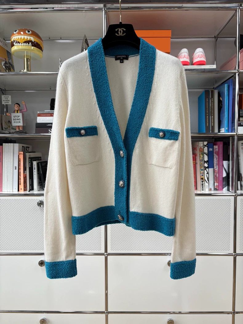 Chanel Chanel Cashmere lion head button classic cardigan coat Size XS / US 0-2 / IT 36-38 - 1 Thumbnail