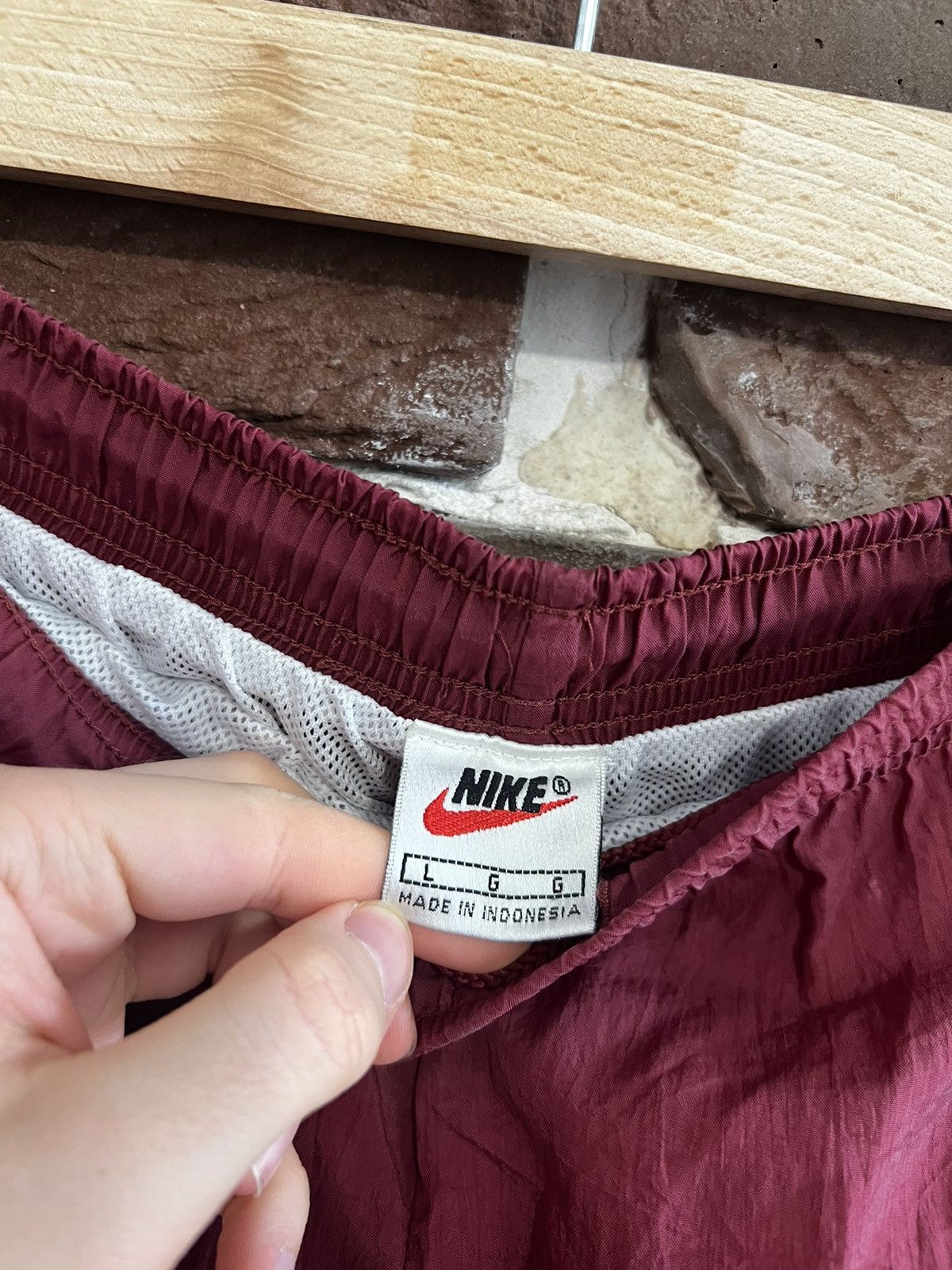Nike Nike Vintage 90s Swoosh Shorts Rare Burgundy Red Streetwear Size US 34 / EU 50 - 5 Thumbnail