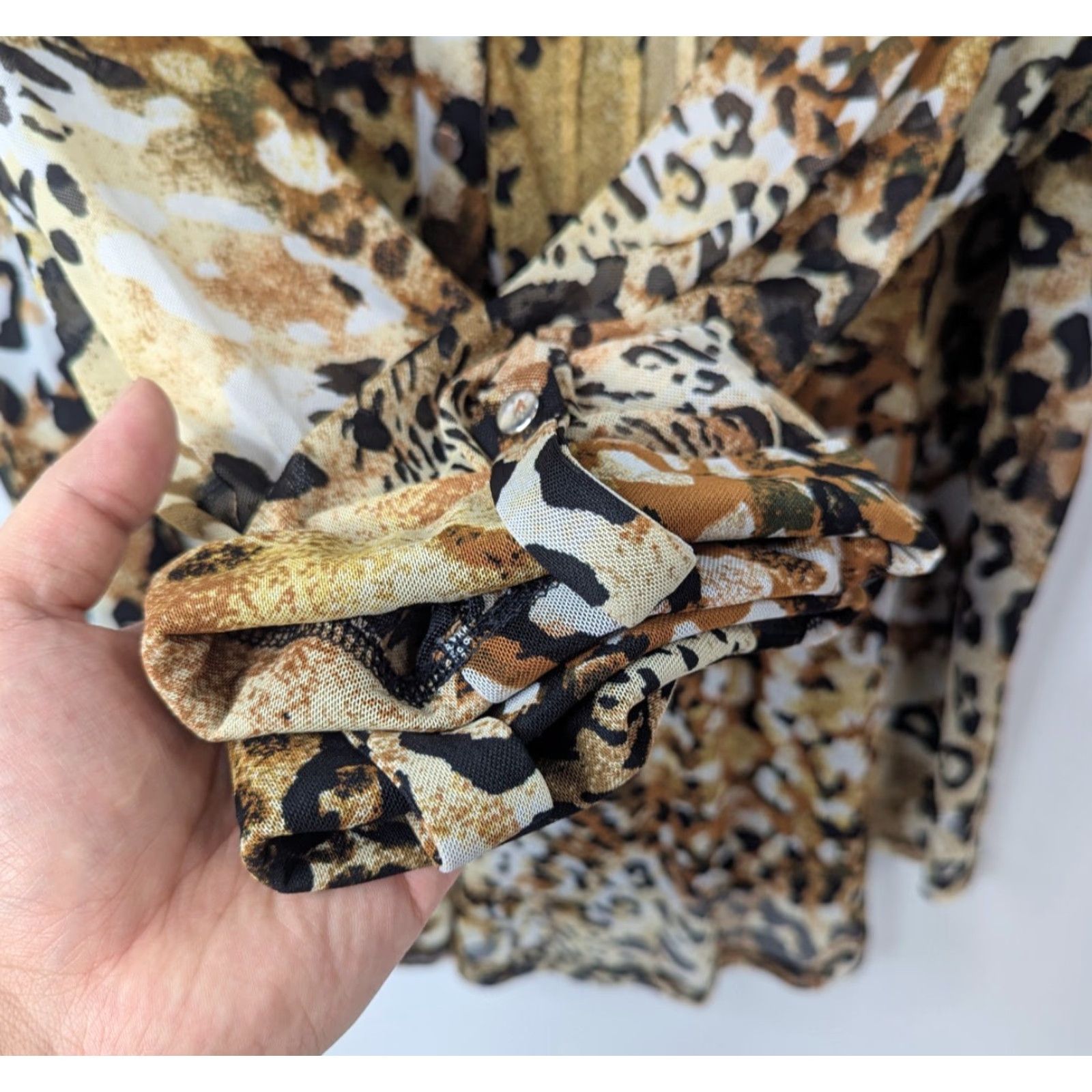 Vintage Cocomo Plus 3X Animal Print Shirt Women V-Neck Henley Button Top Roll Tab Sleeve Pintuck Pullover Casual Workwear Size XXL / US 16-18 / IT 52-54 - 2 Thumbnail