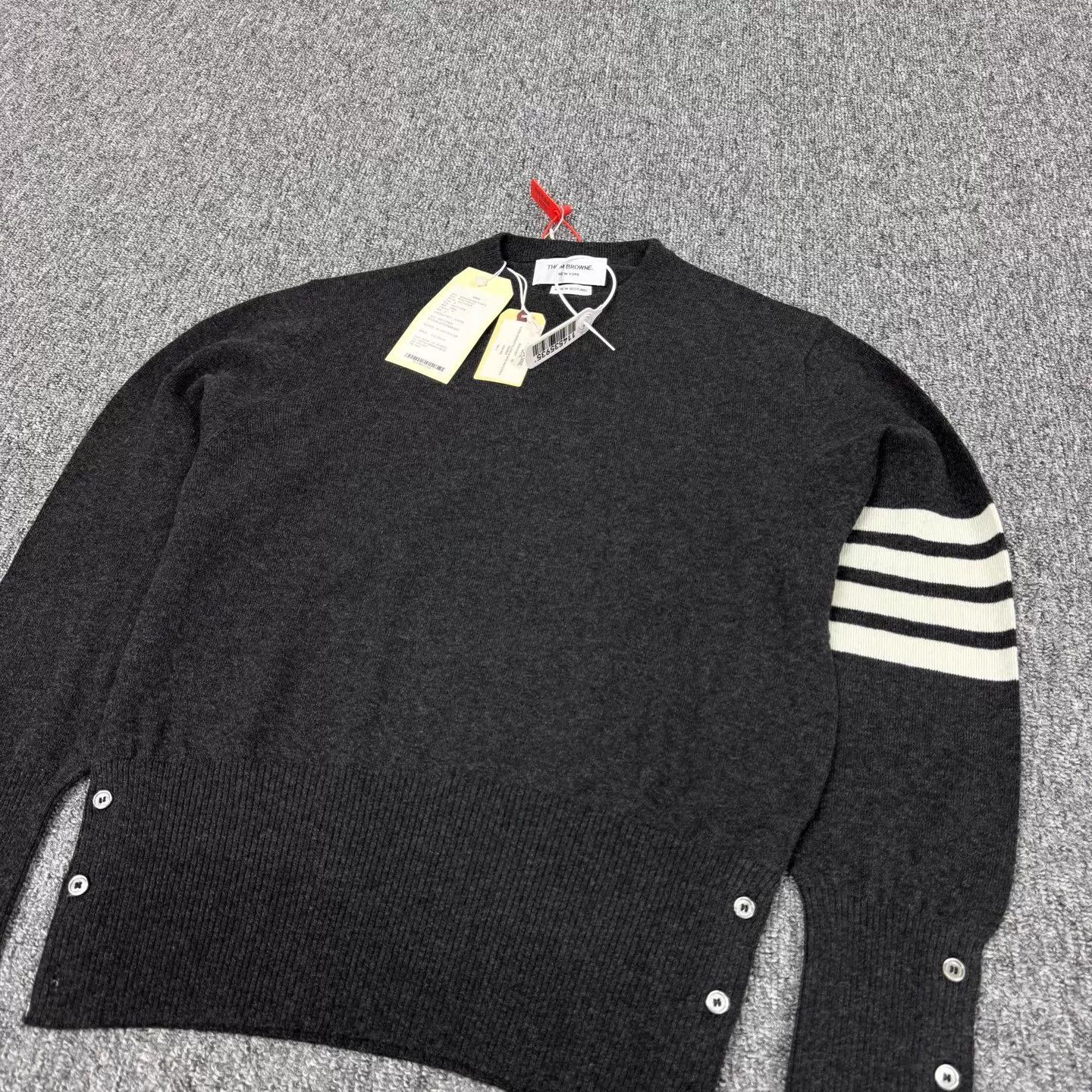 Thom Browne TB Four-Stripe Wool-Knit Sweater Size 3 New w/ Tags Size US L / EU 52-54 / 3 - 3 Thumbnail