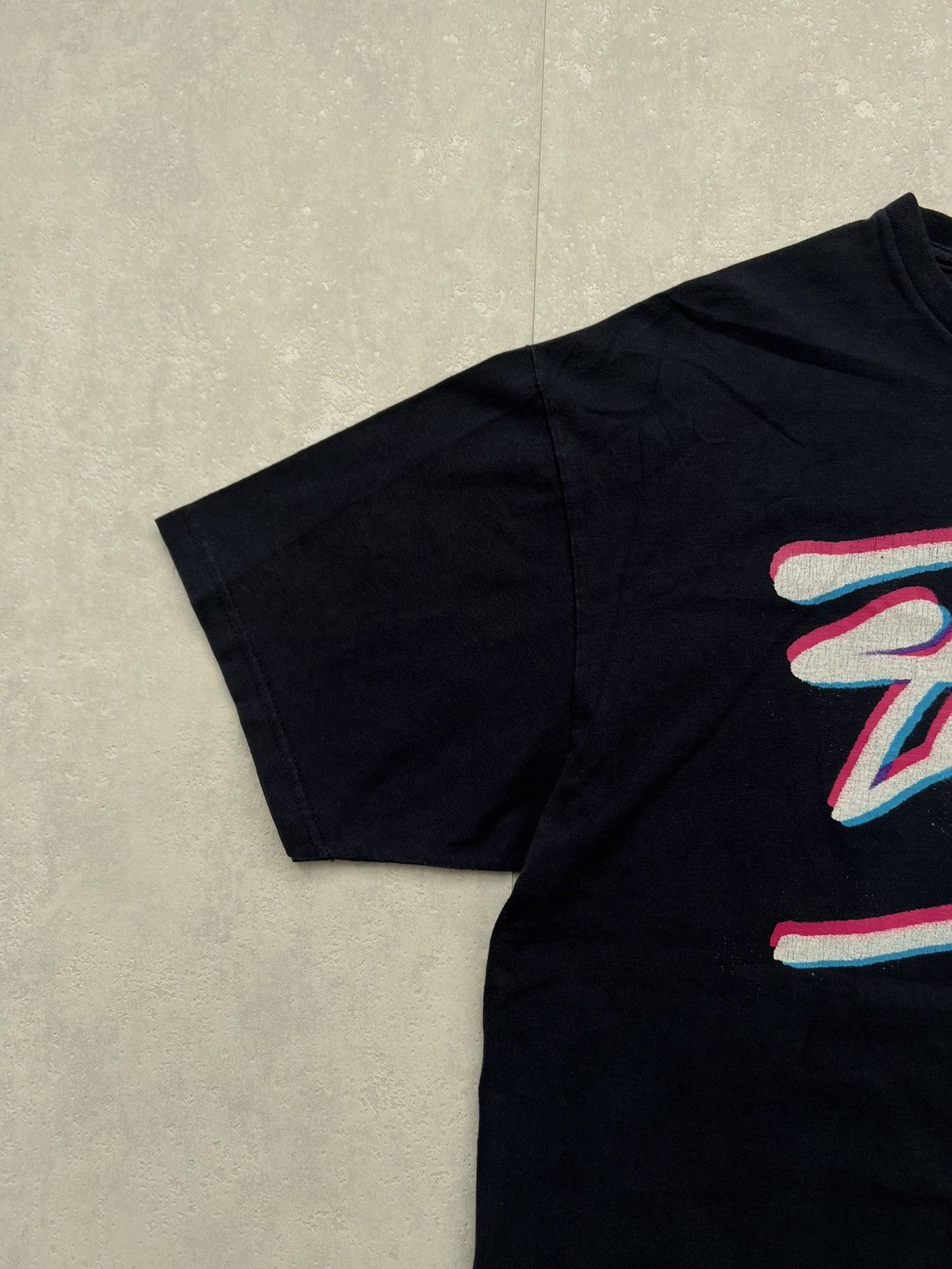 Stussy 00’s STUSSY THE MACHINE KOSTAS SEREMETIS RARE NEON LOGO TEE Size US L / EU 52-54 / 3 - 4 Thumbnail