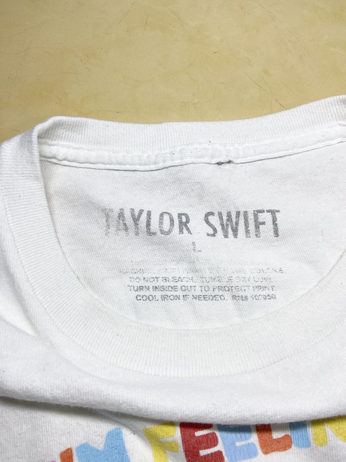 Band Tees TAYLOR SWIFT I’M FEELING 2022 TEE SHIRT Size US L / EU 52-54 / 3 - 6 Thumbnail