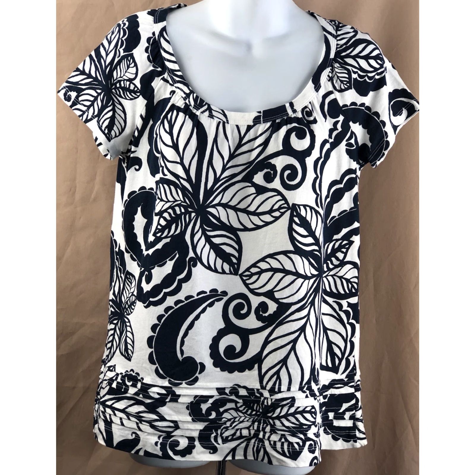 Merona Merona Top Blouse S White Floral Pleated Scoop Neck Hem Short Sleeve Boho Everyday Wear Womens Size S / US 4 / IT 40 - 5 Thumbnail