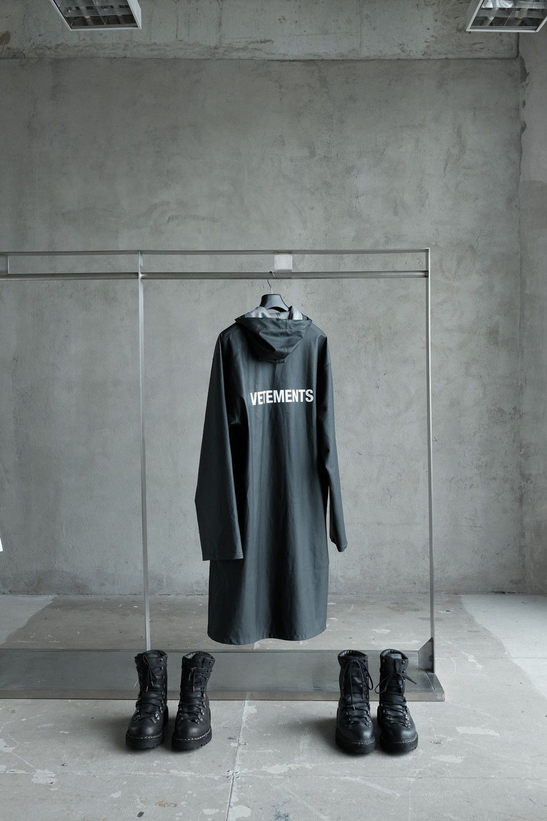 Vetements Vetements Rain Coat Size US XL / EU 56 / 4 - 1 Thumbnail
