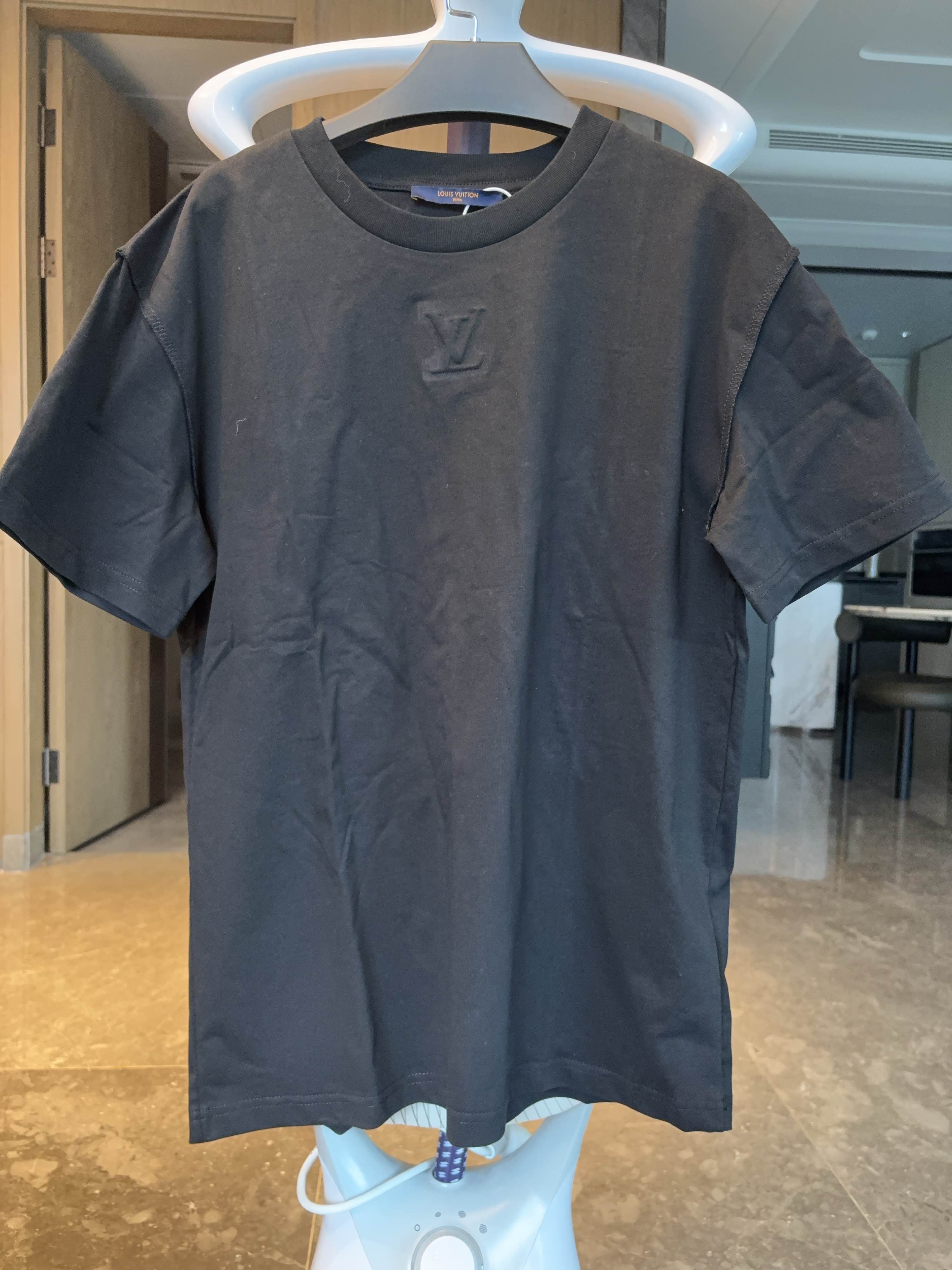 Louis Vuitton Louis Vuitton Embossed Logo T-Shirt Size M Size US M / EU 48-50 / 2 - 1 Thumbnail