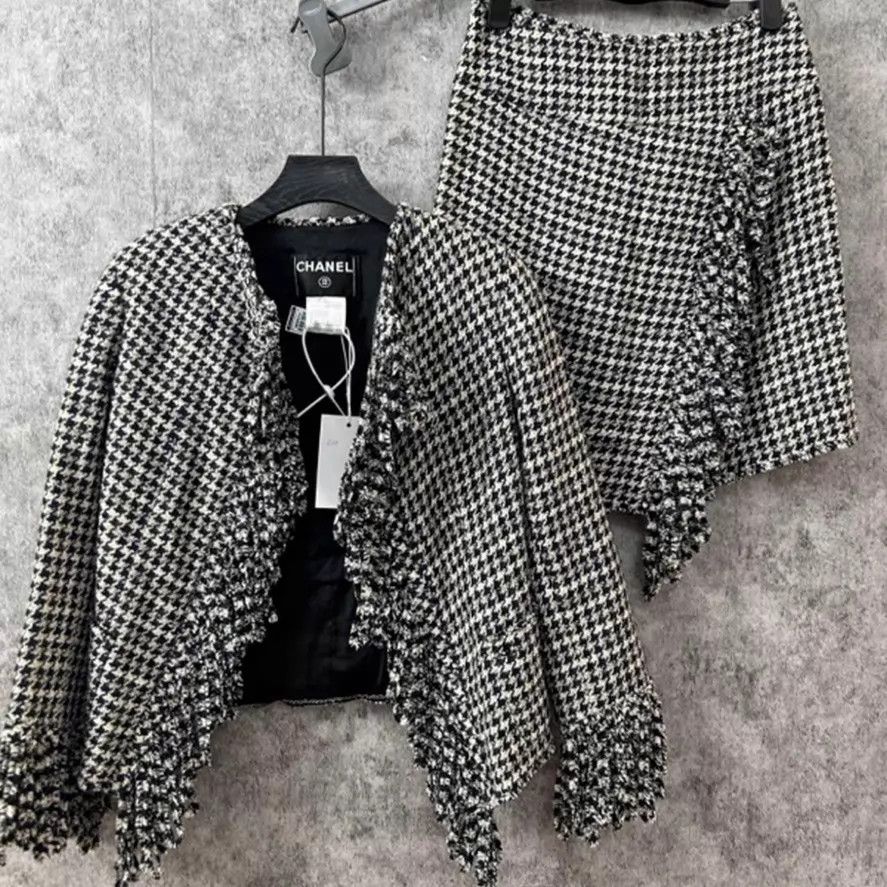 Chanel Chanel Suit Size XS / US 0-2 / IT 36-38 - 1 Thumbnail