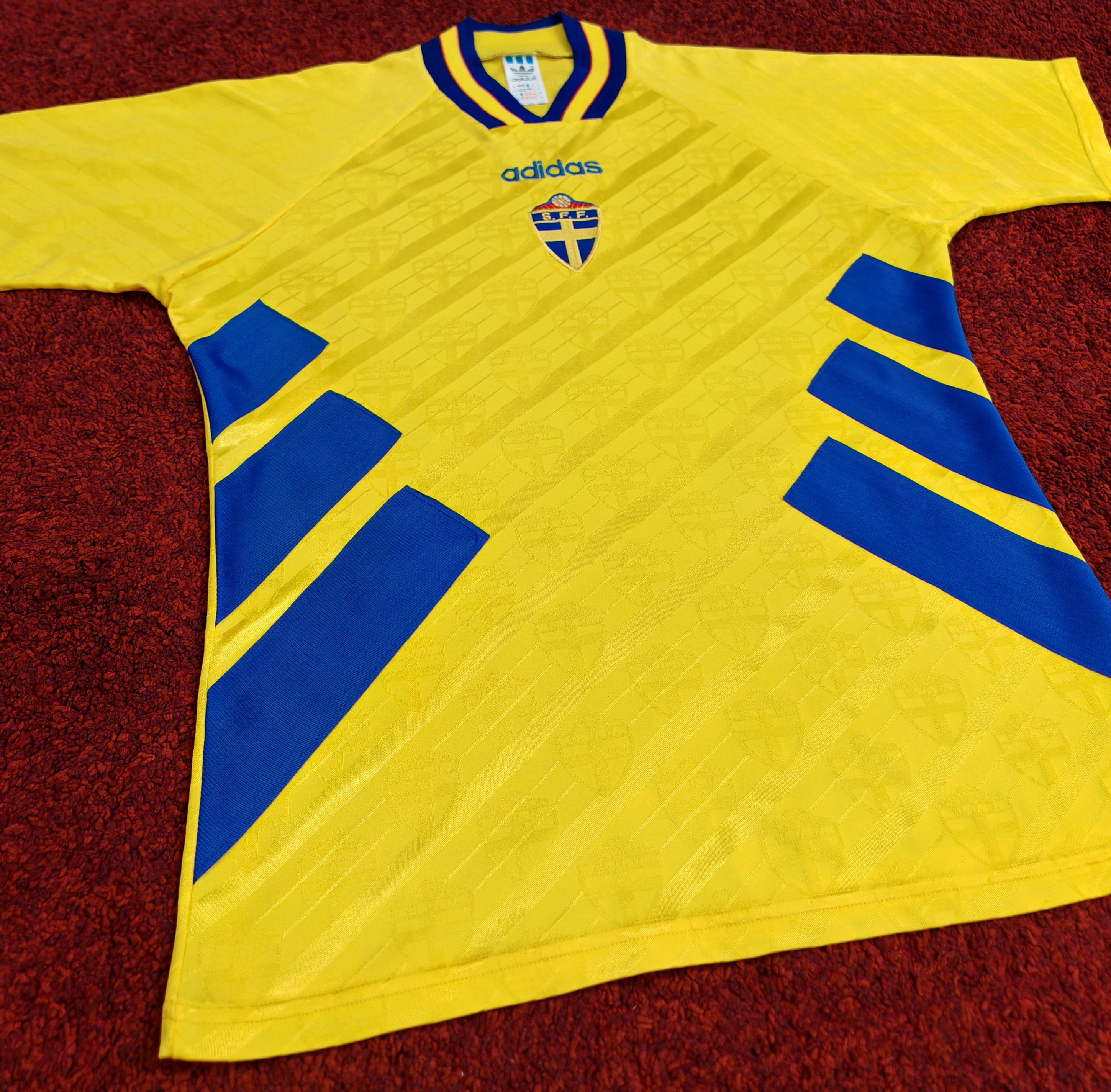 Adidas × Vintage SWEDEN HOME JERSEY FOOTBALL SHIRT 1994 Size US M / EU 48-50 / 2 - 4 Thumbnail