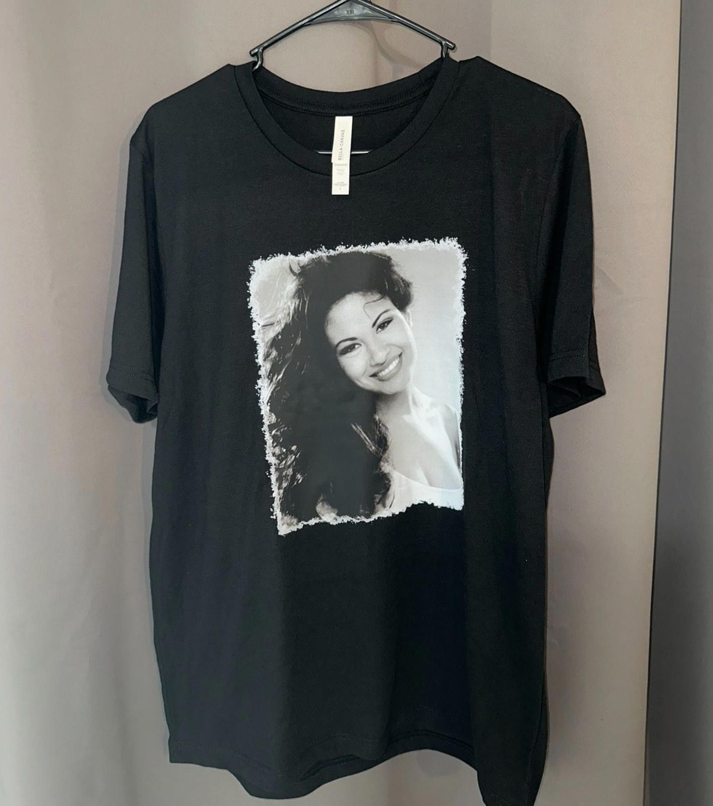 The Unbranded Brand “Selena Graphic Tee | Queen of Cumbia | Size Large” Size US L / EU 52-54 / 3 - 1 Thumbnail