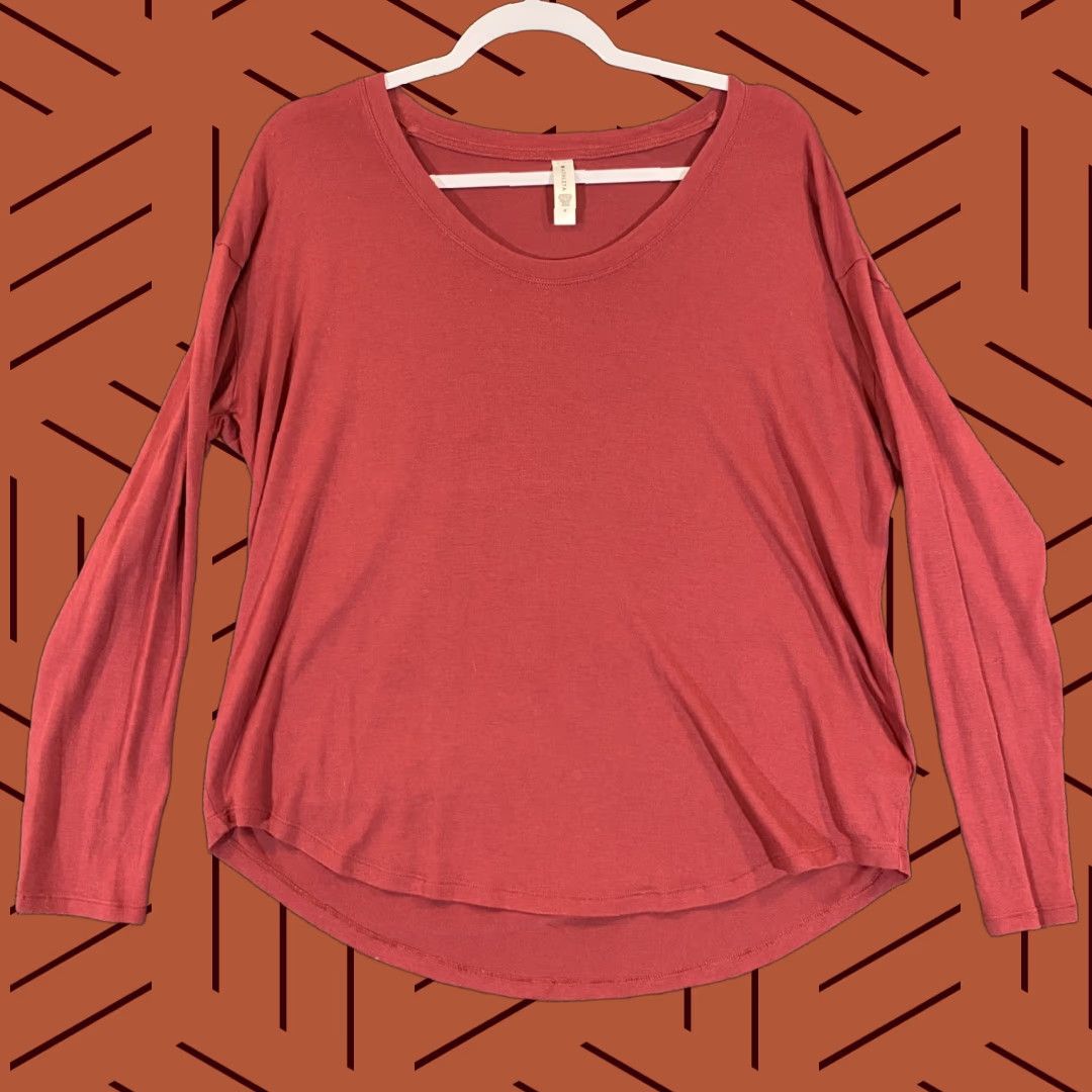 Athleta Athleta Shirt Women Medium Burgundy Red Long Sleeve Scoop Neck Size M / US 6-8 / IT 42-44 - 1 Thumbnail