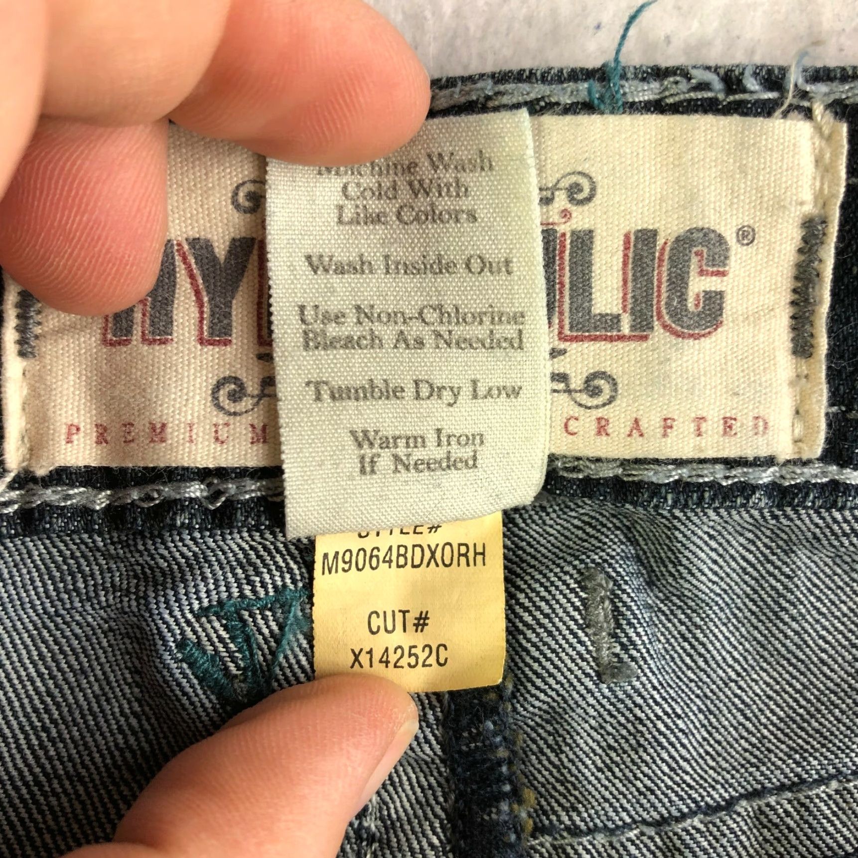 Vintage HYDRAULIC Mid Rise Boyfriend Juniors Size 2 28" Waist Dark Wash Blue Denim Shorts Women/ Girls Size 28" / US 6 / IT 42 - 8 Thumbnail