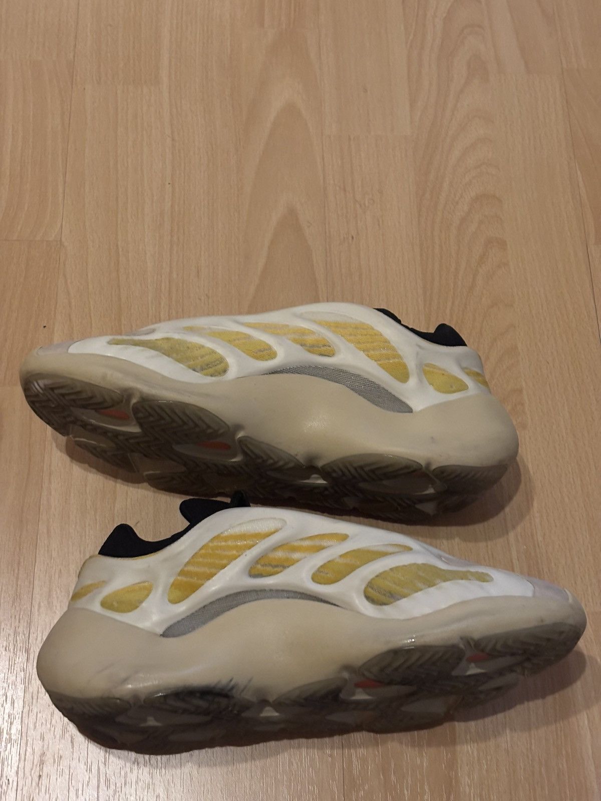 Yeezy Yeezy 700 v2 saflower Size US 11 / EU 44 - 2 Thumbnail