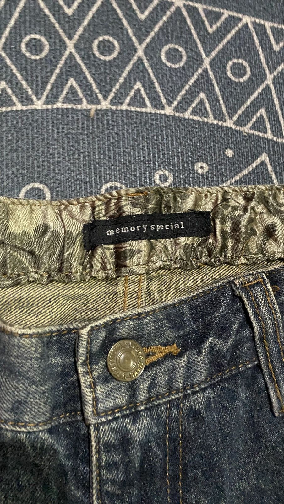 If Six Was Nine Memory Special Japanese Koi Fish Embroidery Short Jeans Size US 35 - 12 Thumbnail