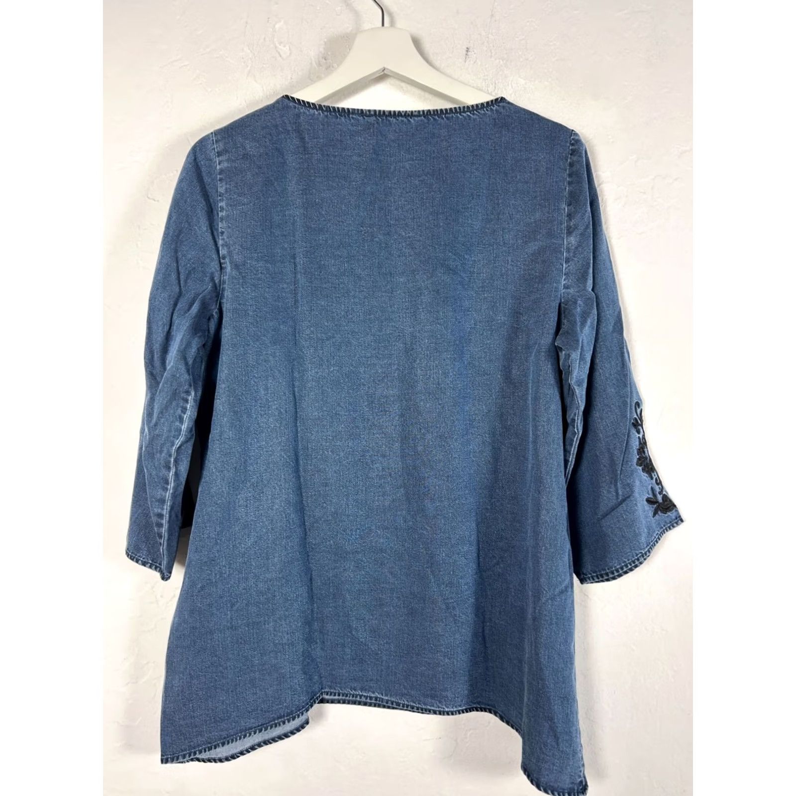 Soft Surroundings Soft Surroundings Tunic Top 3/4 Sleeve Denim Blue Embroidered Petite S Womens Blouse Size S / US 4 / IT 40 - 2 Thumbnail